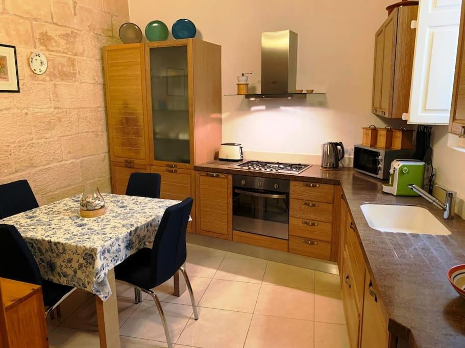 Traditional Maltese Townhouse very close to Mdina