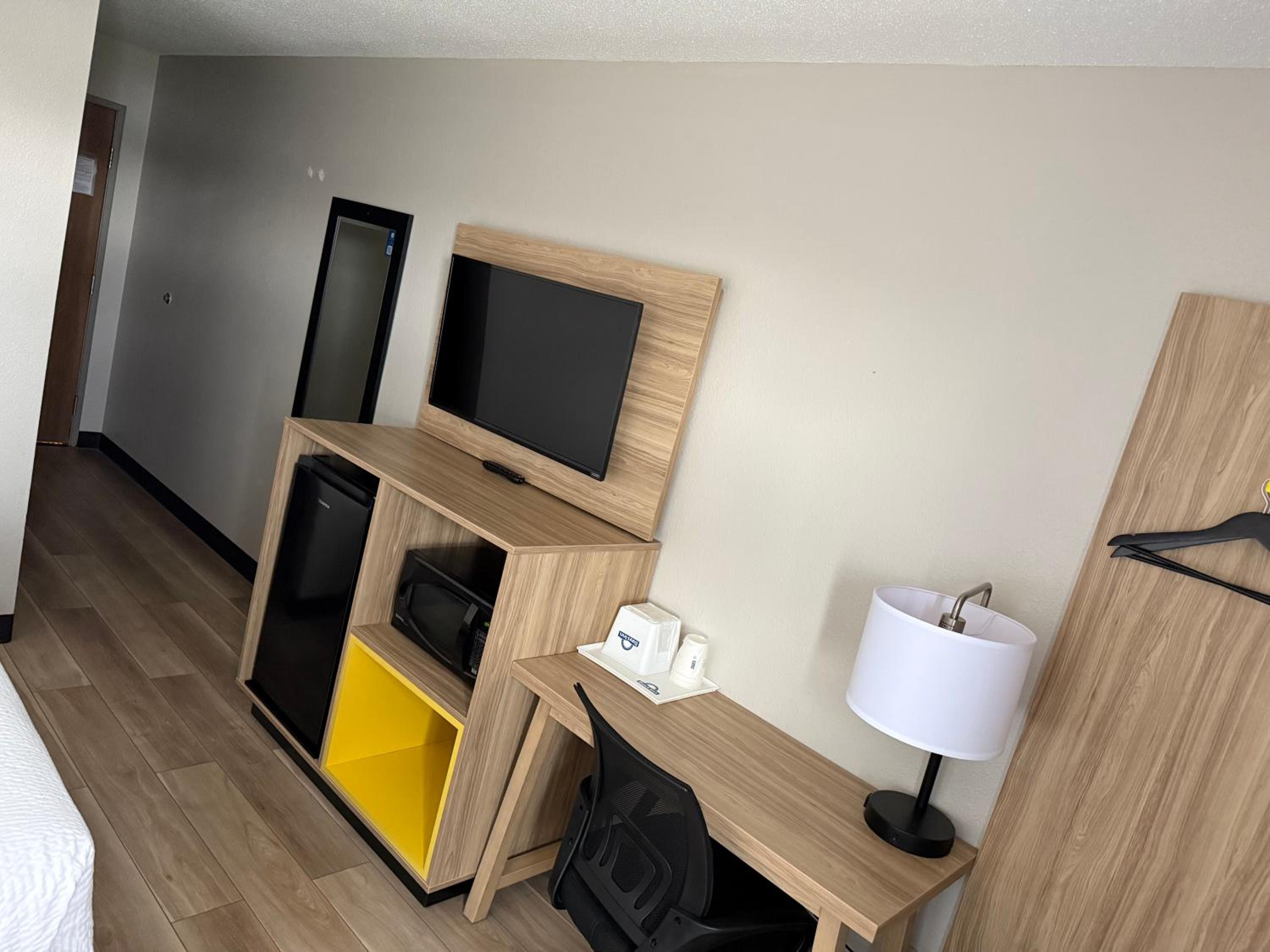 Muncie Vacations - Days Inn by Wyndham Muncie -Ball State University - Property Image 9