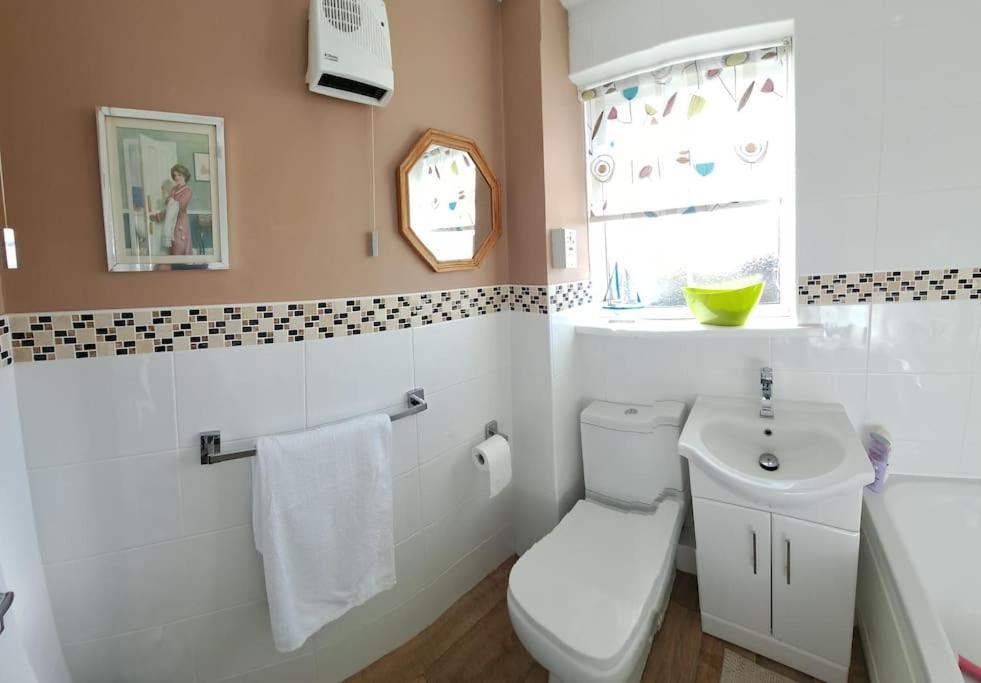 Pet and family friendly modern house in Crantock, close to the beach