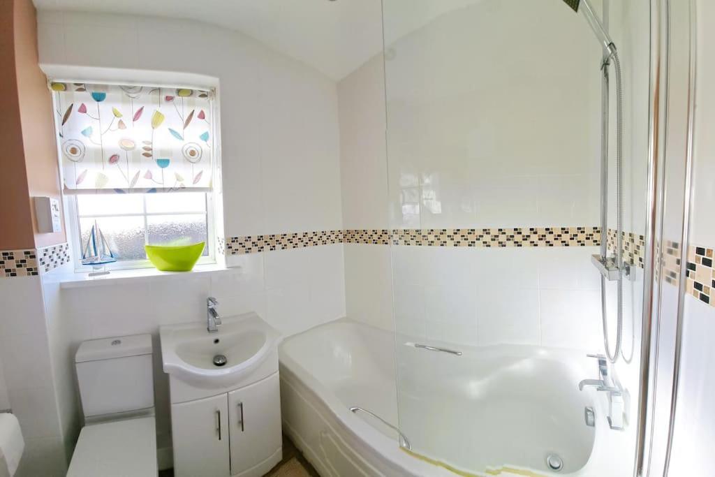 Pet and family friendly modern house in Crantock, close to the beach