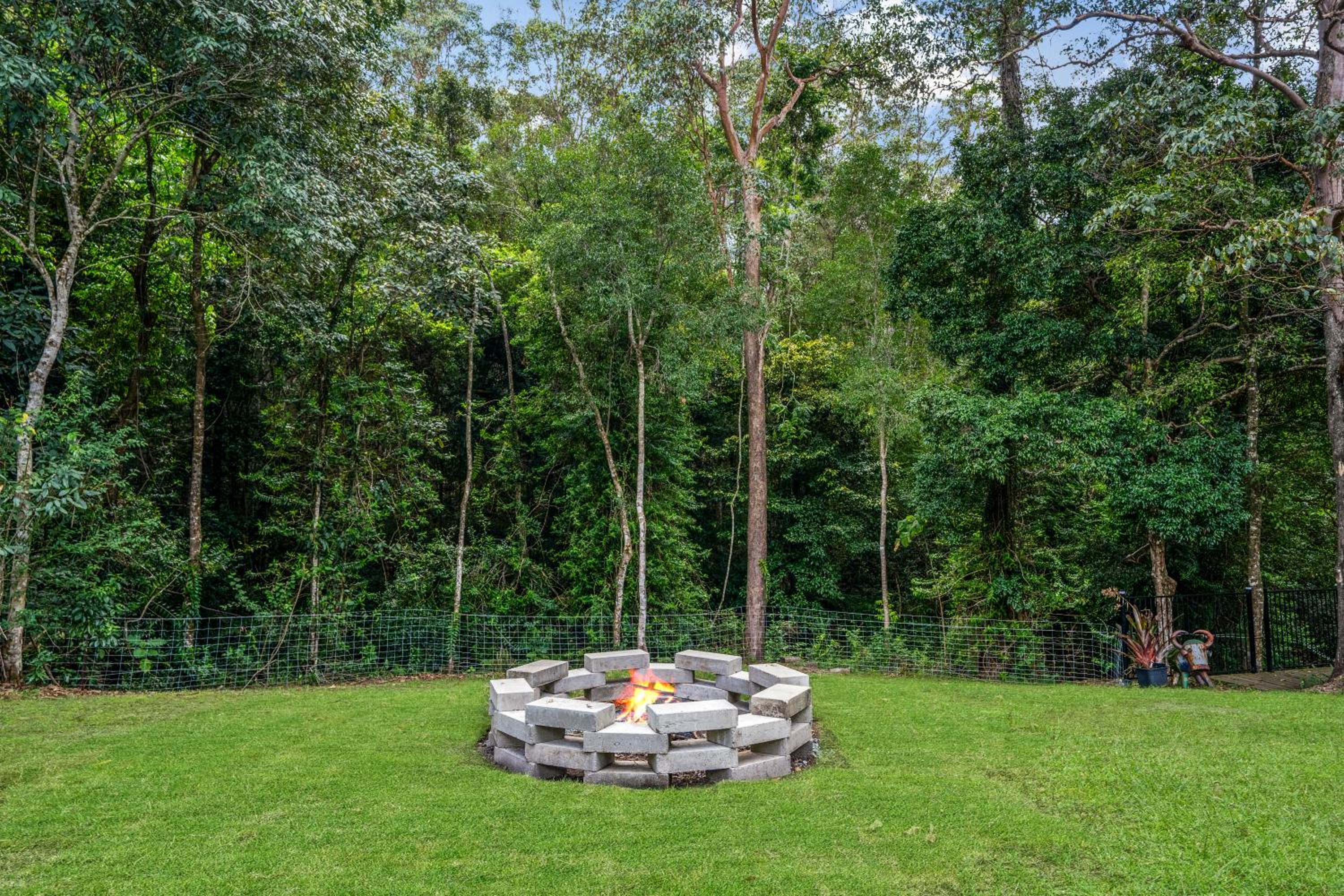 Creekside Cottage, pet friendly w pool