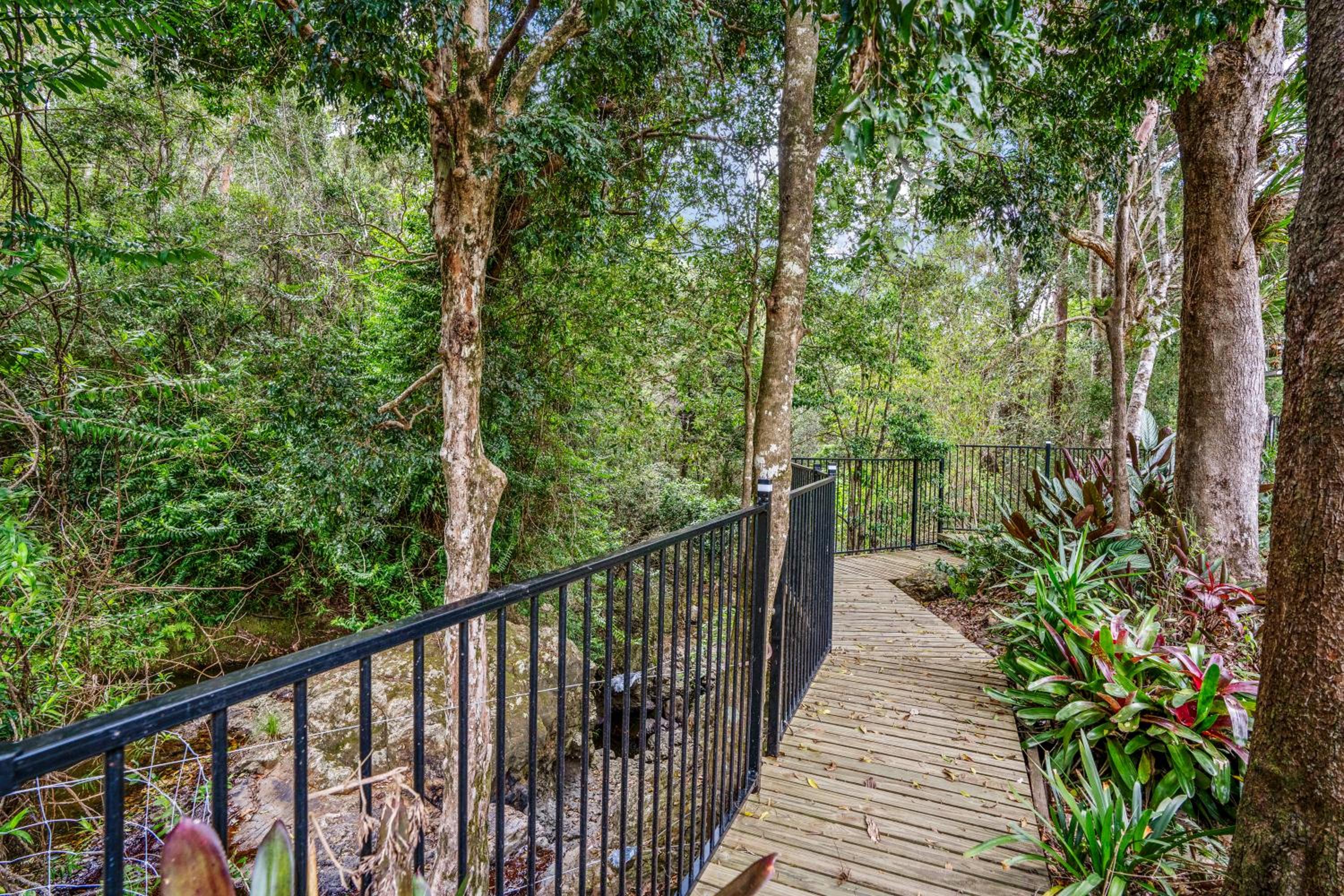Creekside Cottage, pet friendly w pool