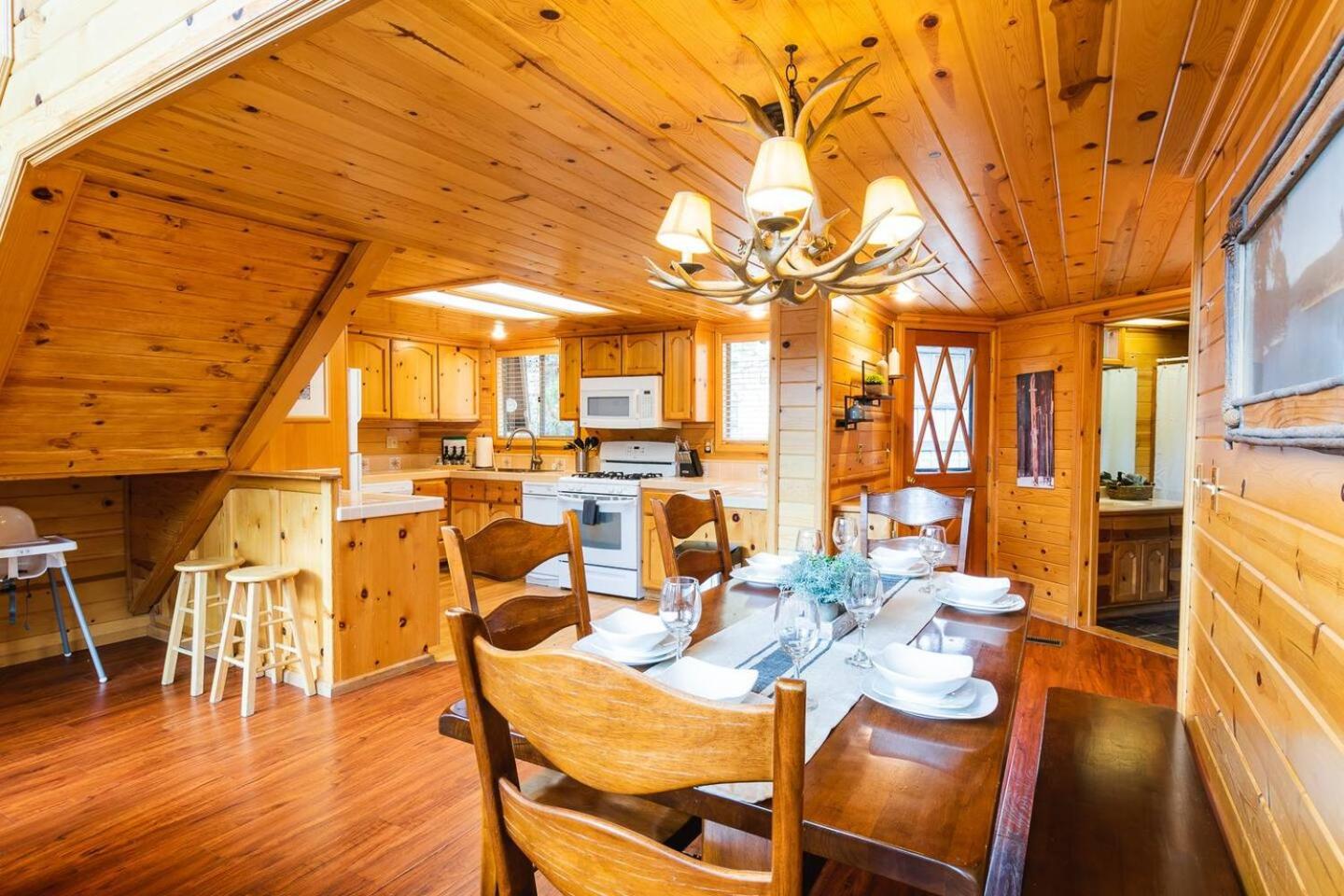 Discover Serenity Cozy Cabin with Mountain Views view 2