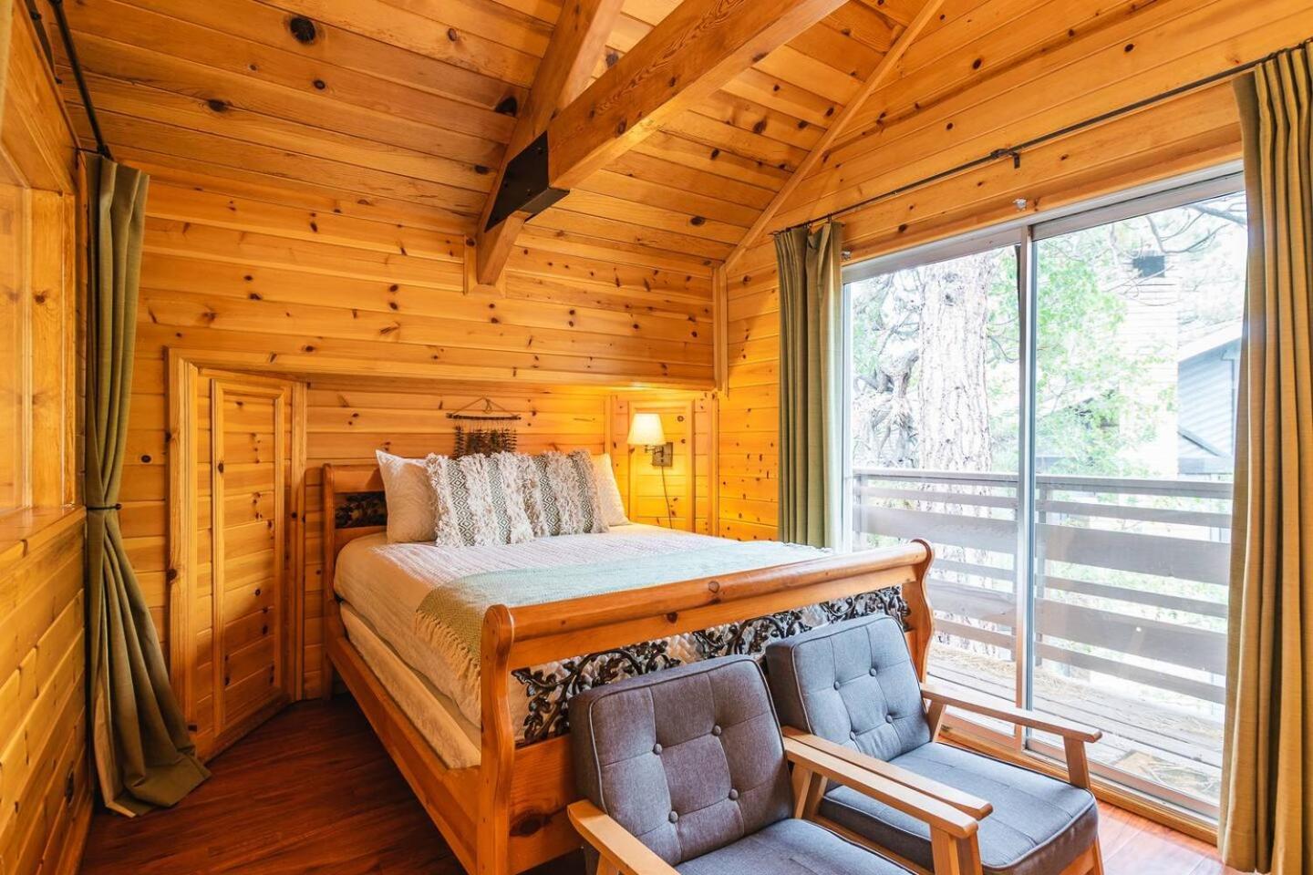 Discover Serenity Cozy Cabin with Mountain Views view 4
