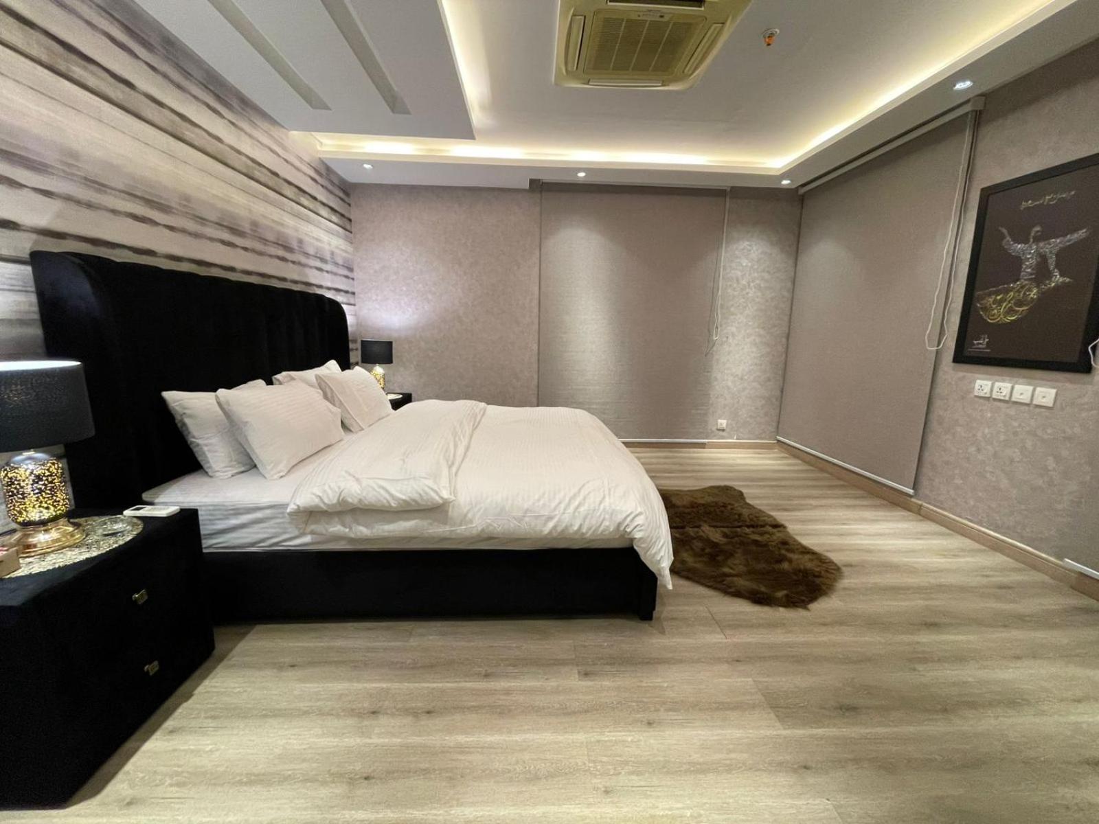 Two Bedroom Apartment Goldcrest Lahore BertholdBnB