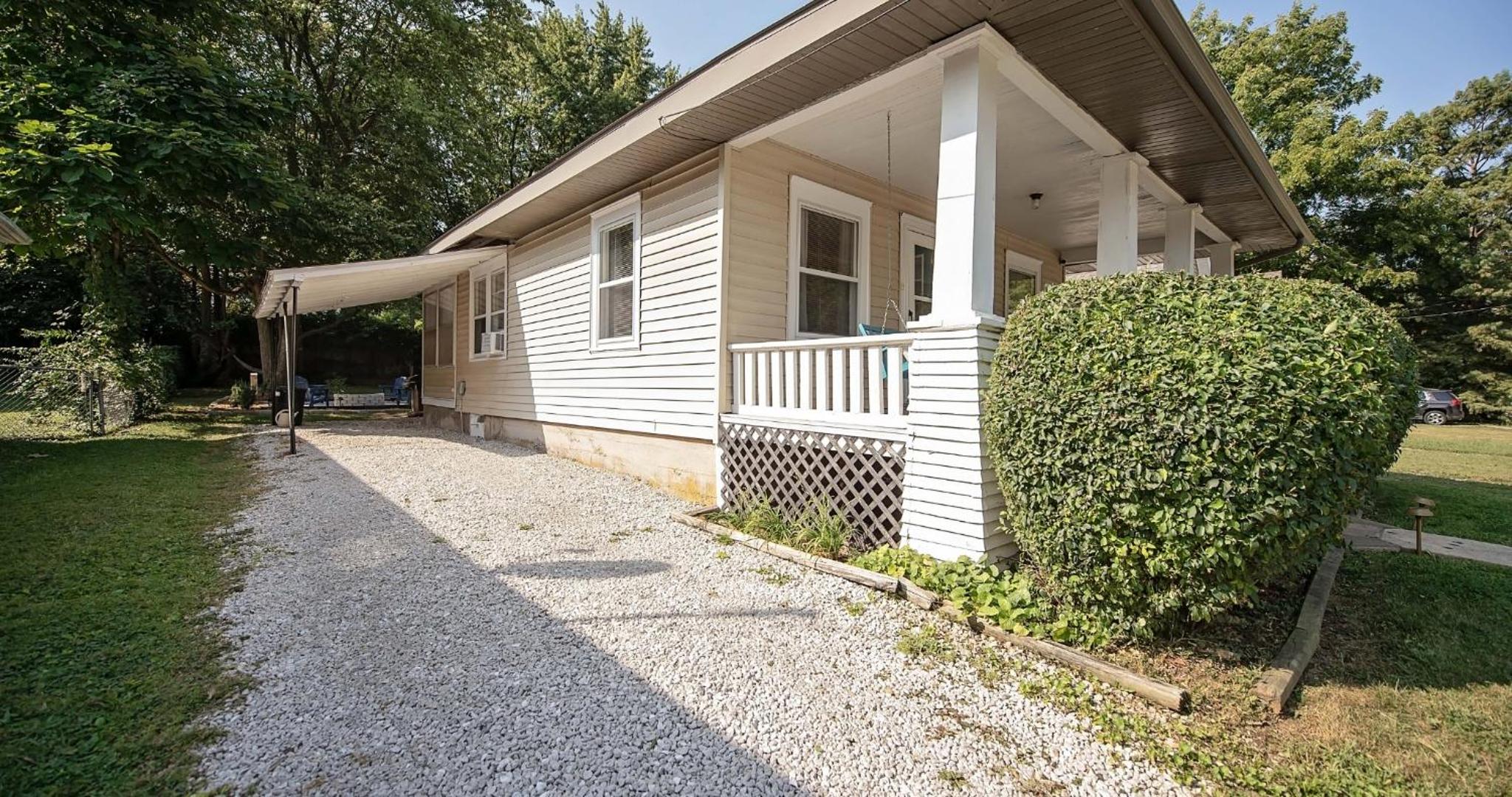 Quiet 2BR Near Mercy Dog Friendly, Week & MO Rates view 4