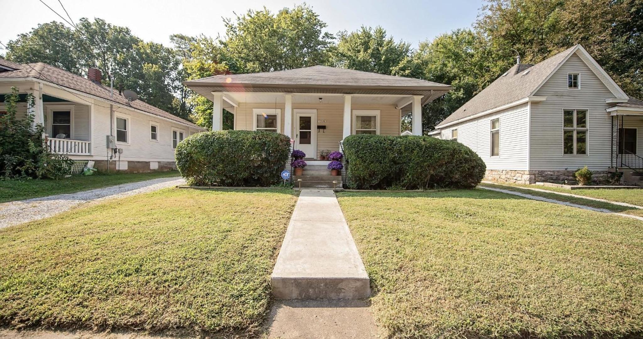 Quiet 2BR Near Mercy Dog Friendly, Week & MO Rates view 3