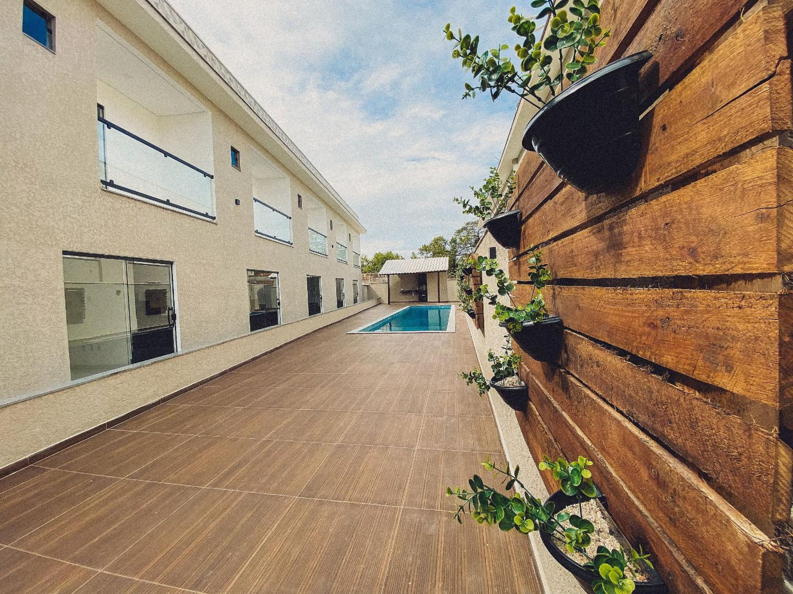 Casas Duplex todas com 3 suiítes ambas com ar condicionado, varanda, internet e churrasqueira privativa no Residencial Jardins de Taperpuã 2 codomínio a po