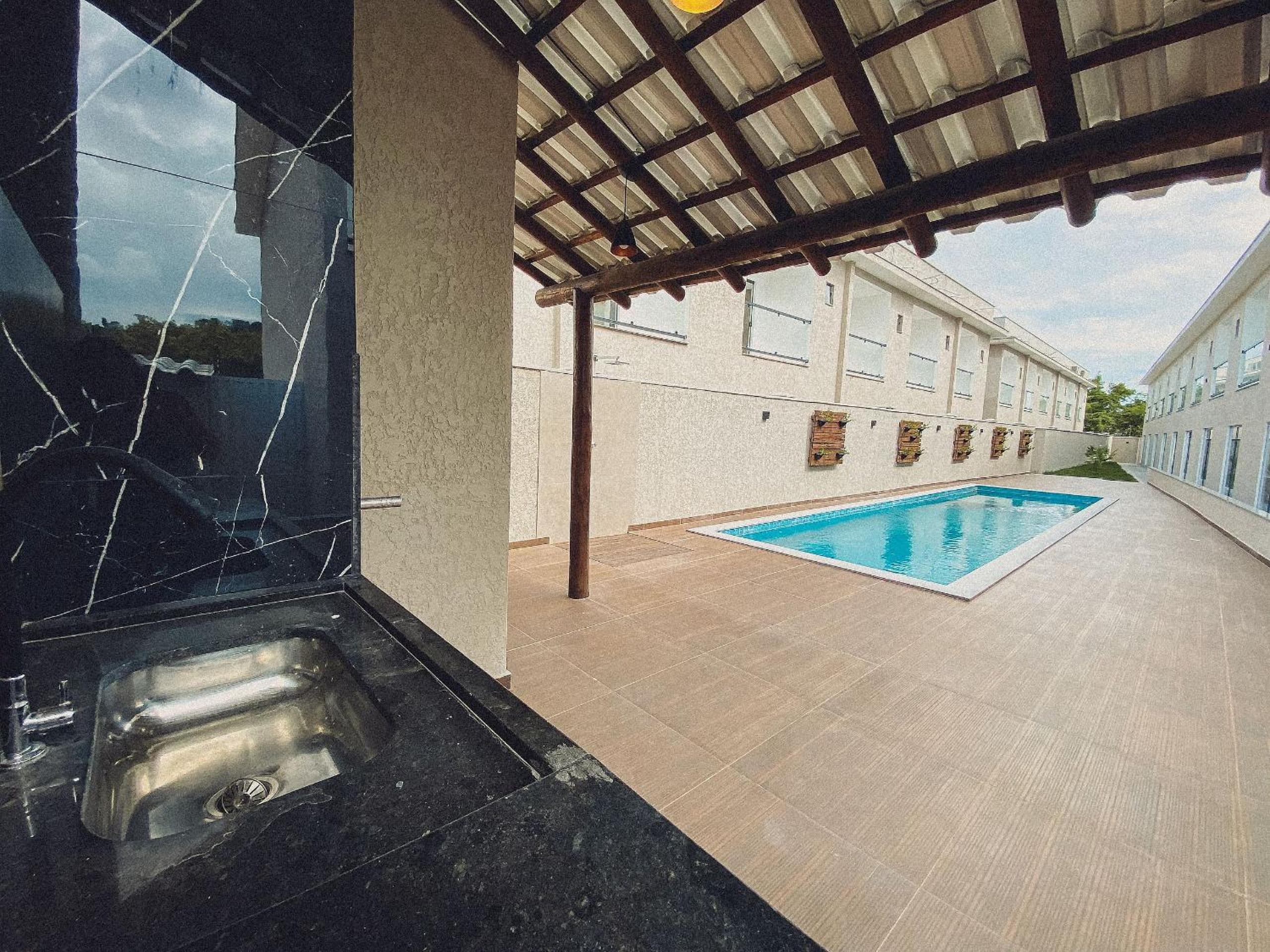 Casas Duplex todas com 3 suiítes ambas com ar condicionado, varanda, internet e churrasqueira privativa no Residencial Jardins de Taperpuã 2 codomínio a po