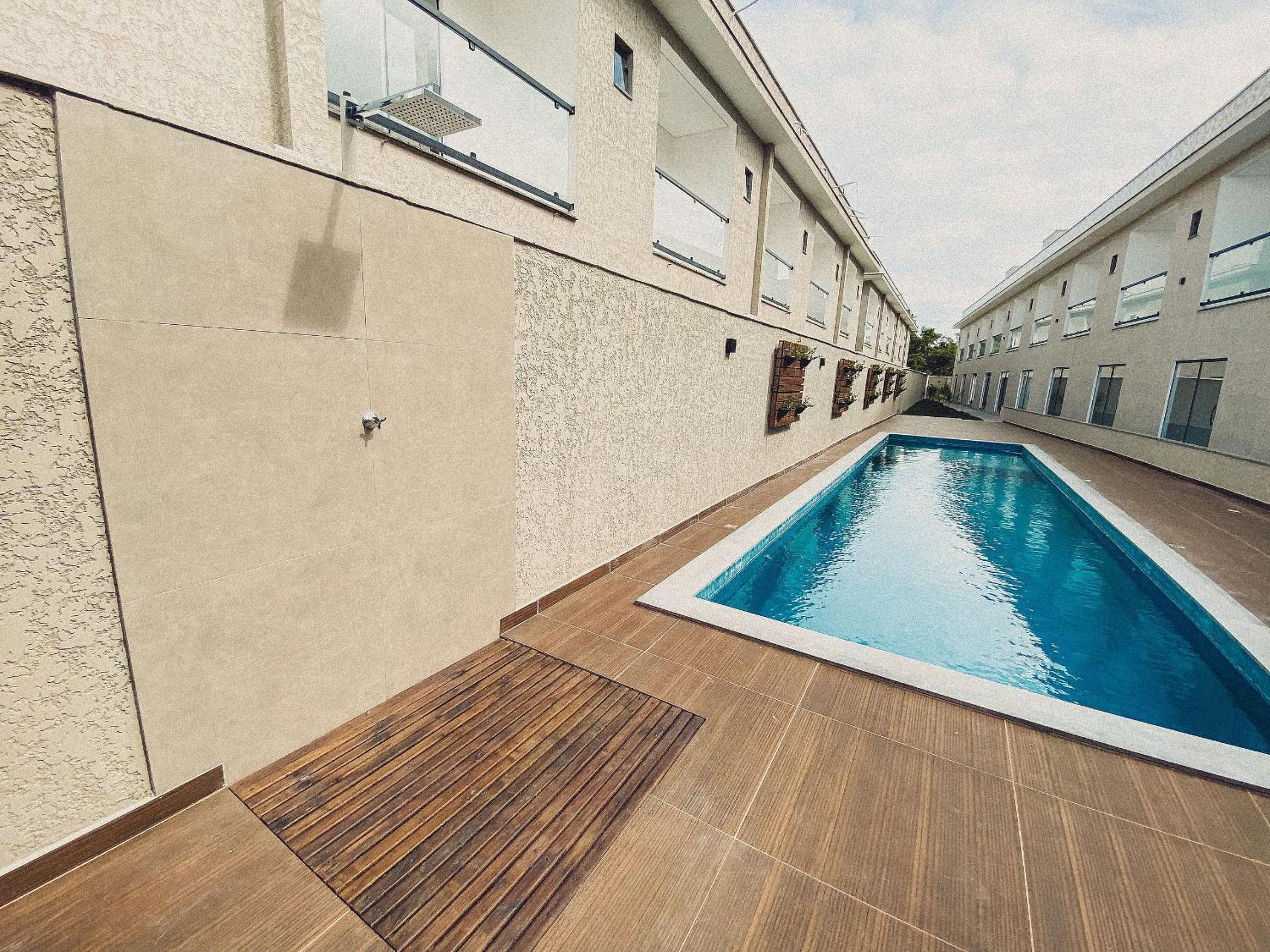 Casas Duplex todas com 3 suiítes ambas com ar condicionado, varanda, internet e churrasqueira privativa no Residencial Jardins de Taperpuã 2 codomínio a po