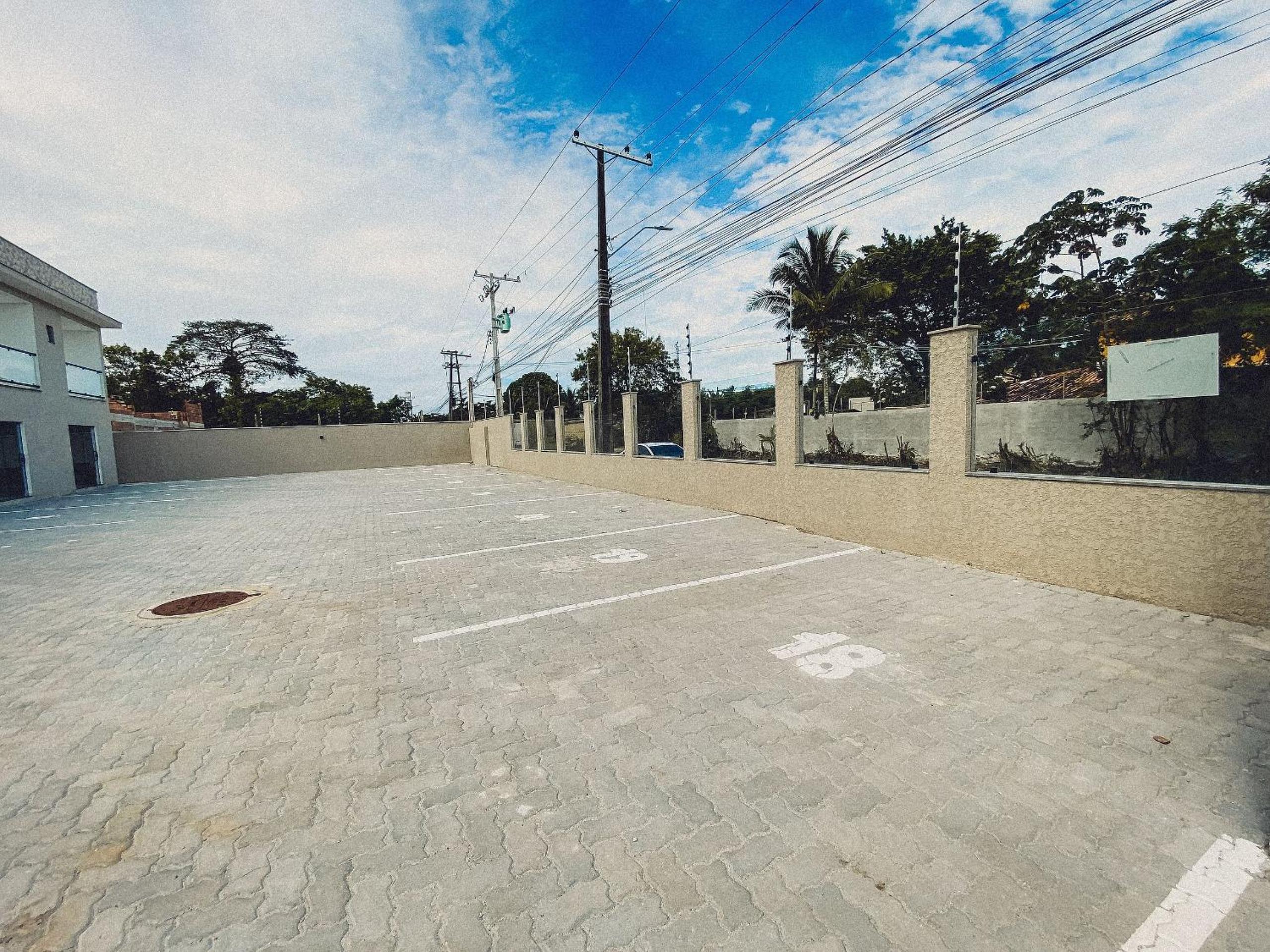 Casas Duplex todas com 3 suiítes ambas com ar condicionado, varanda, internet e churrasqueira privativa no Residencial Jardins de Taperpuã 2 codomínio a po