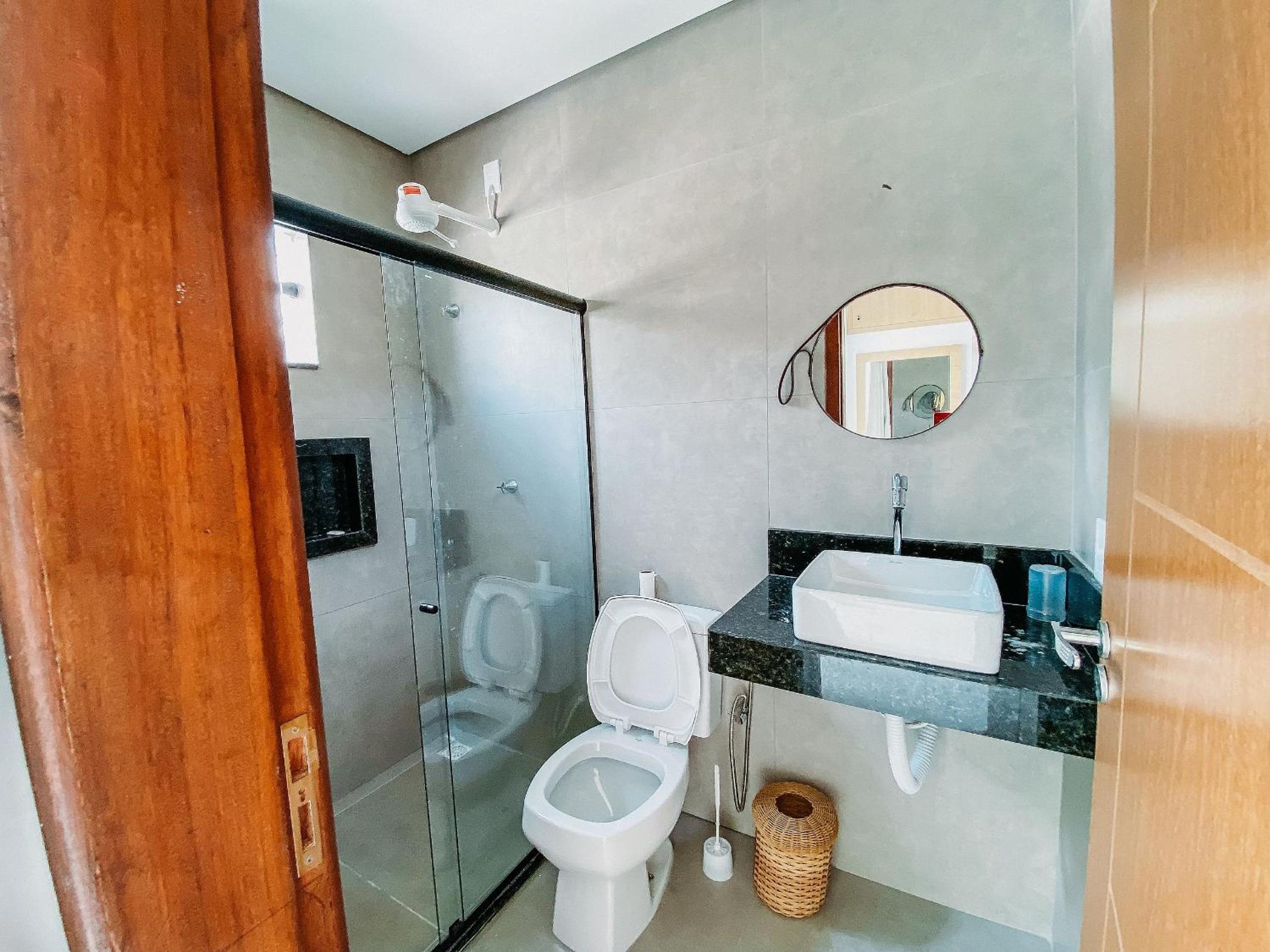 Casas Duplex todas com 3 suiítes ambas com ar condicionado, varanda, internet e churrasqueira privativa no Residencial Jardins de Taperpuã 2 codomínio a po