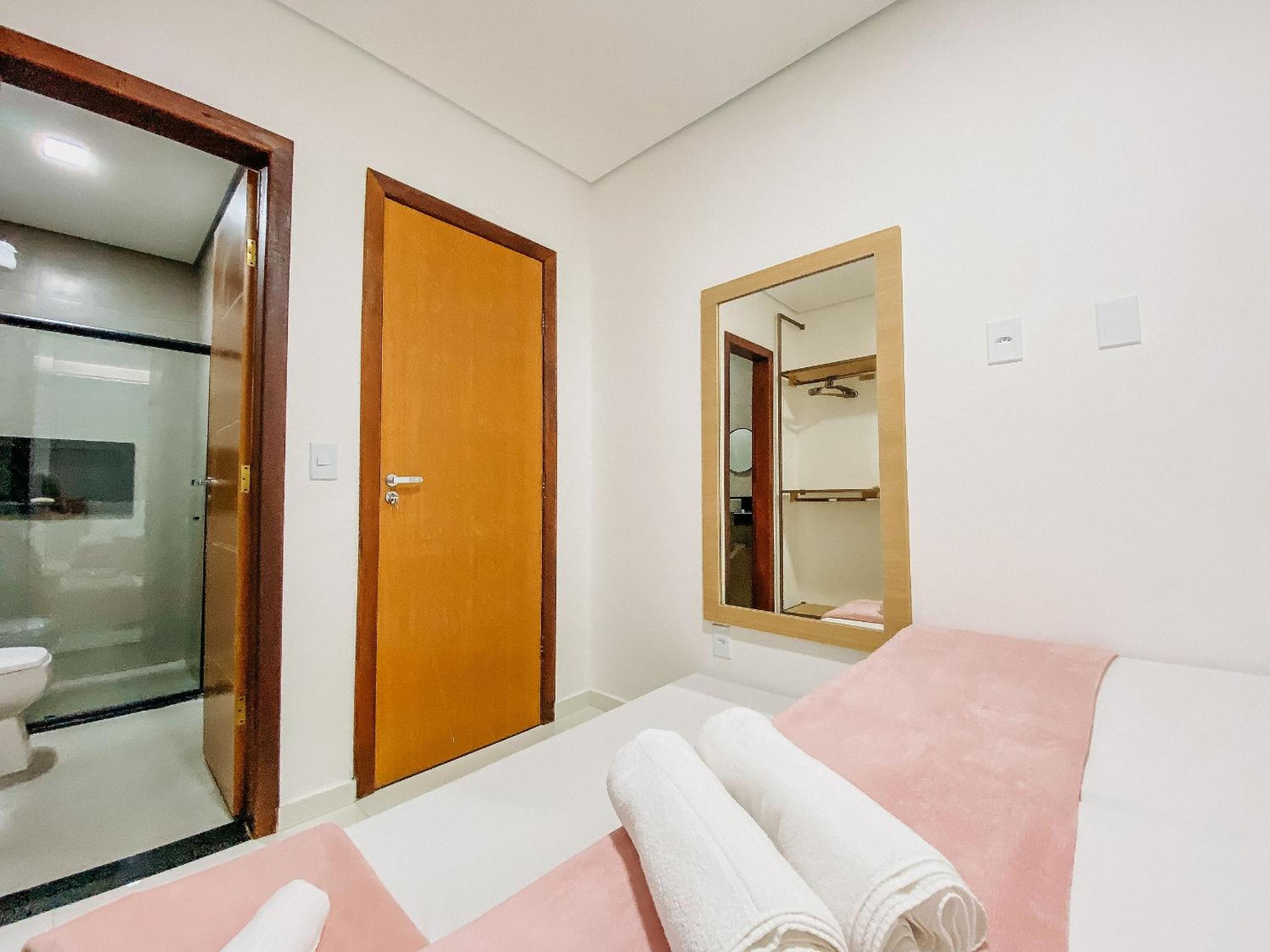Casas Duplex todas com 3 suiítes ambas com ar condicionado, varanda, internet e churrasqueira privativa no Residencial Jardins de Taperpuã 2 codomínio a po