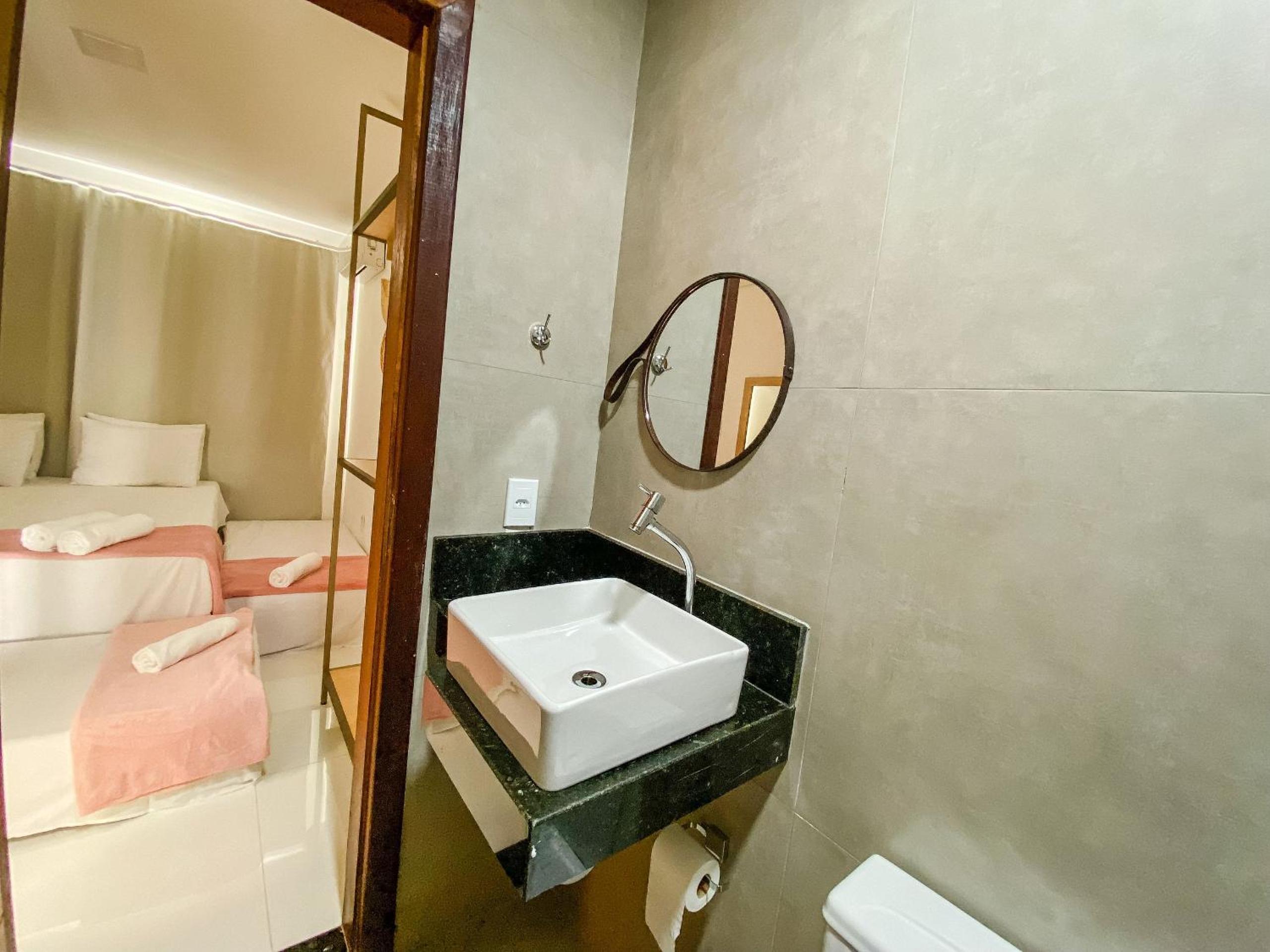 Casas Duplex todas com 3 suiítes ambas com ar condicionado, varanda, internet e churrasqueira privativa no Residencial Jardins de Taperpuã 2 codomínio a po