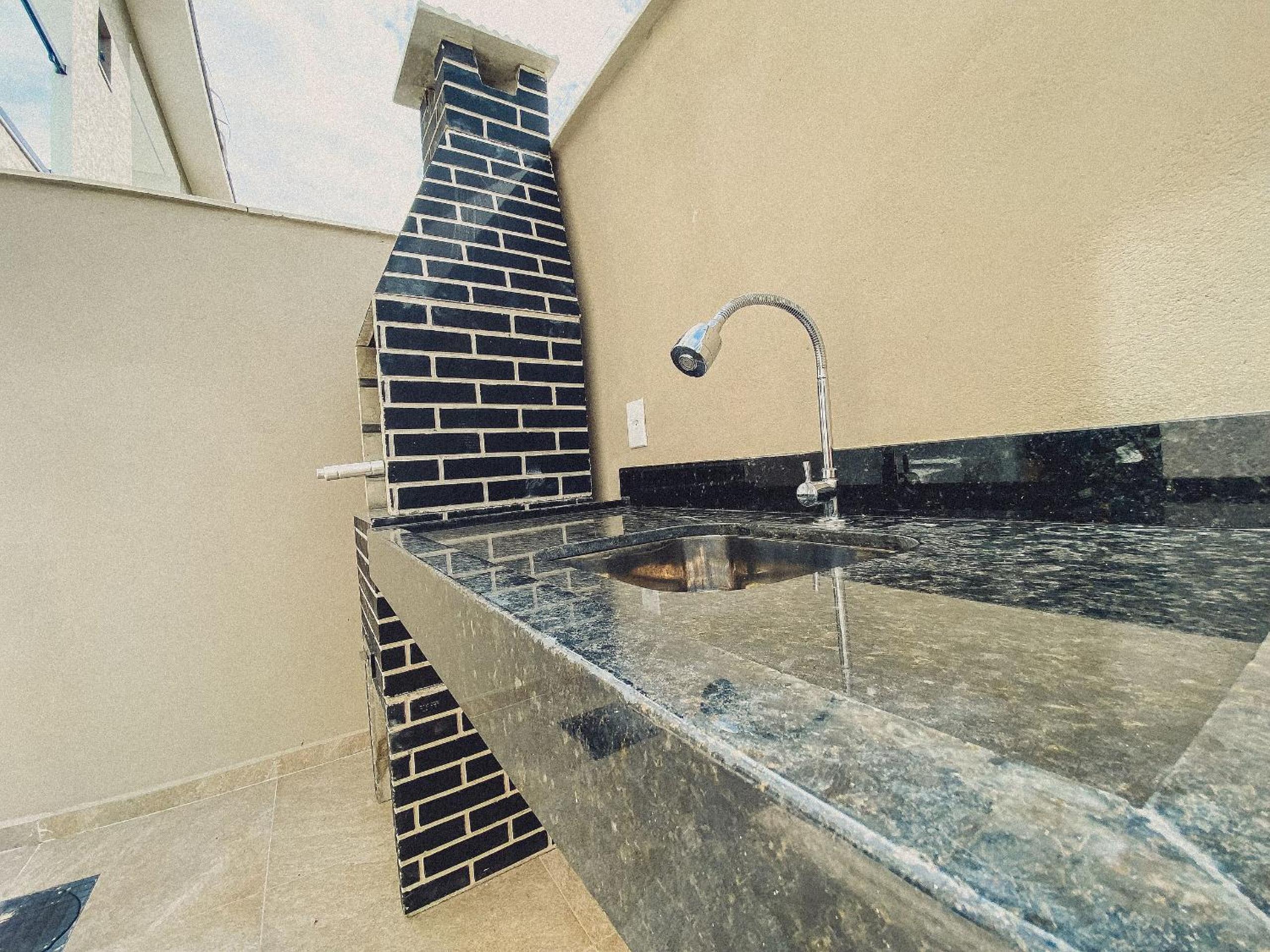 Casas Duplex todas com 3 suiítes ambas com ar condicionado, varanda, internet e churrasqueira privativa no Residencial Jardins de Taperpuã 2 codomínio a po