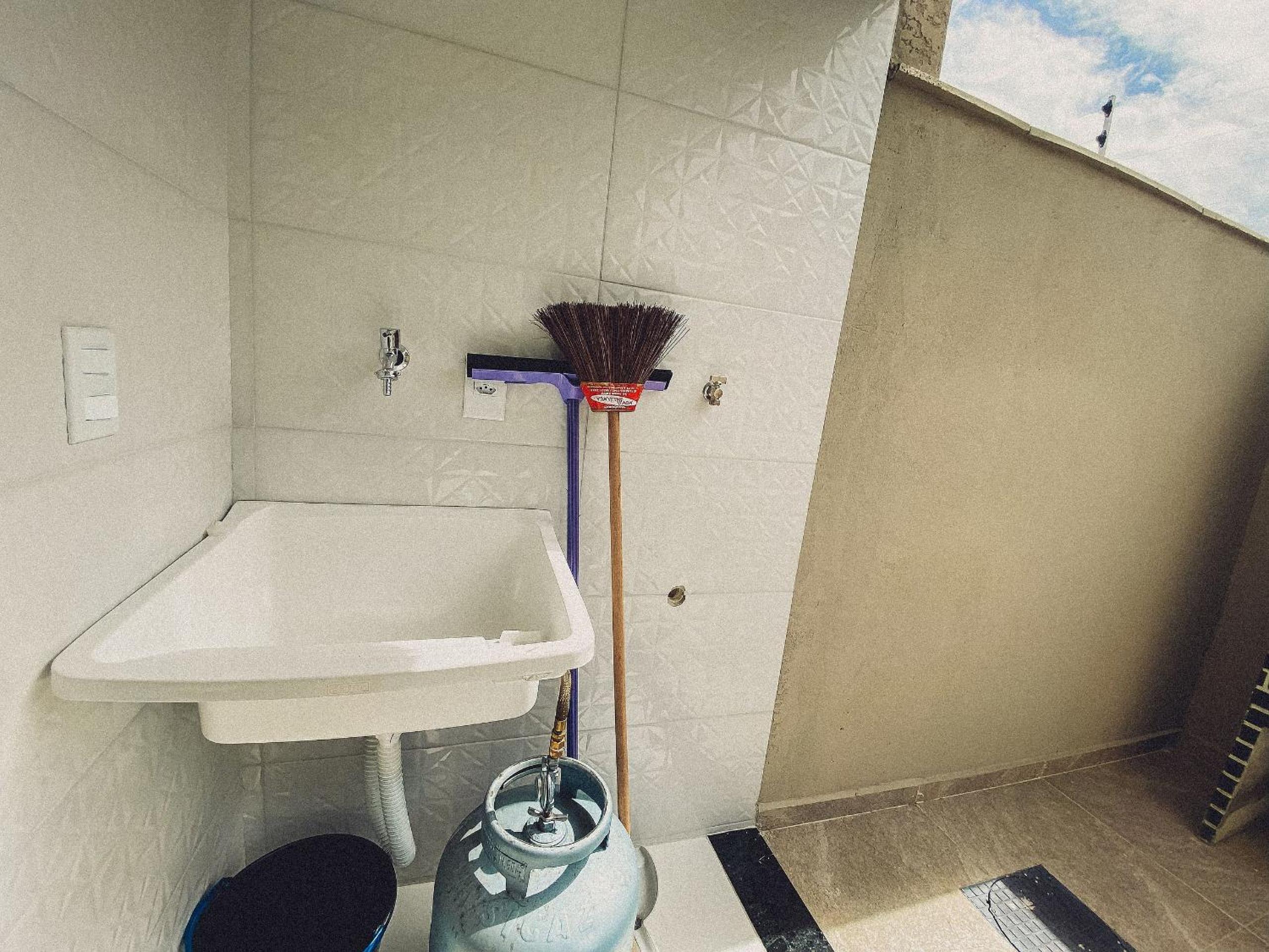 Casas Duplex todas com 3 suiítes ambas com ar condicionado, varanda, internet e churrasqueira privativa no Residencial Jardins de Taperpuã 2 codomínio a po