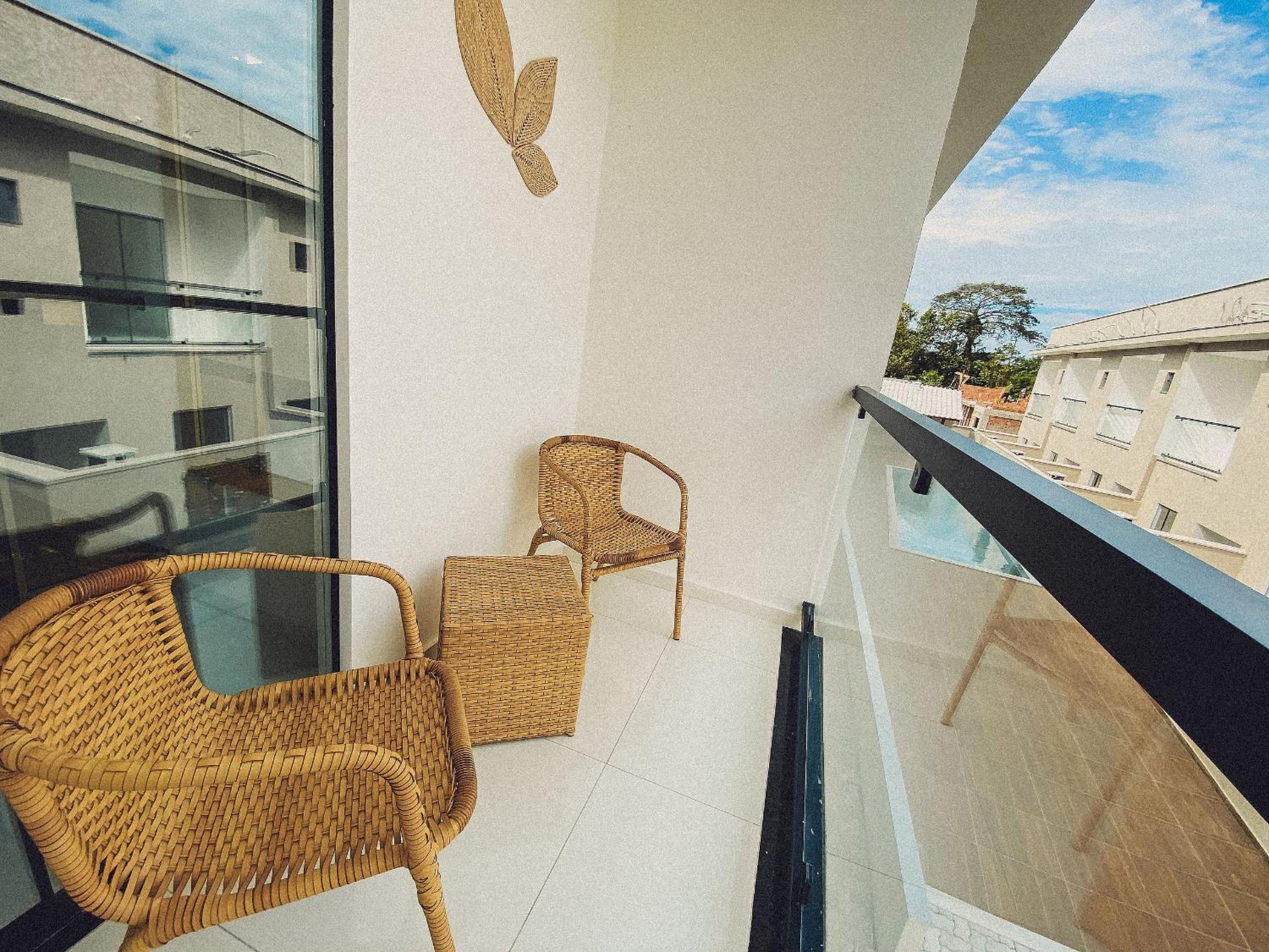 Casas Duplex todas com 3 suiítes ambas com ar condicionado, varanda, internet e churrasqueira privativa no Residencial Jardins de Taperpuã 2 codomínio a po