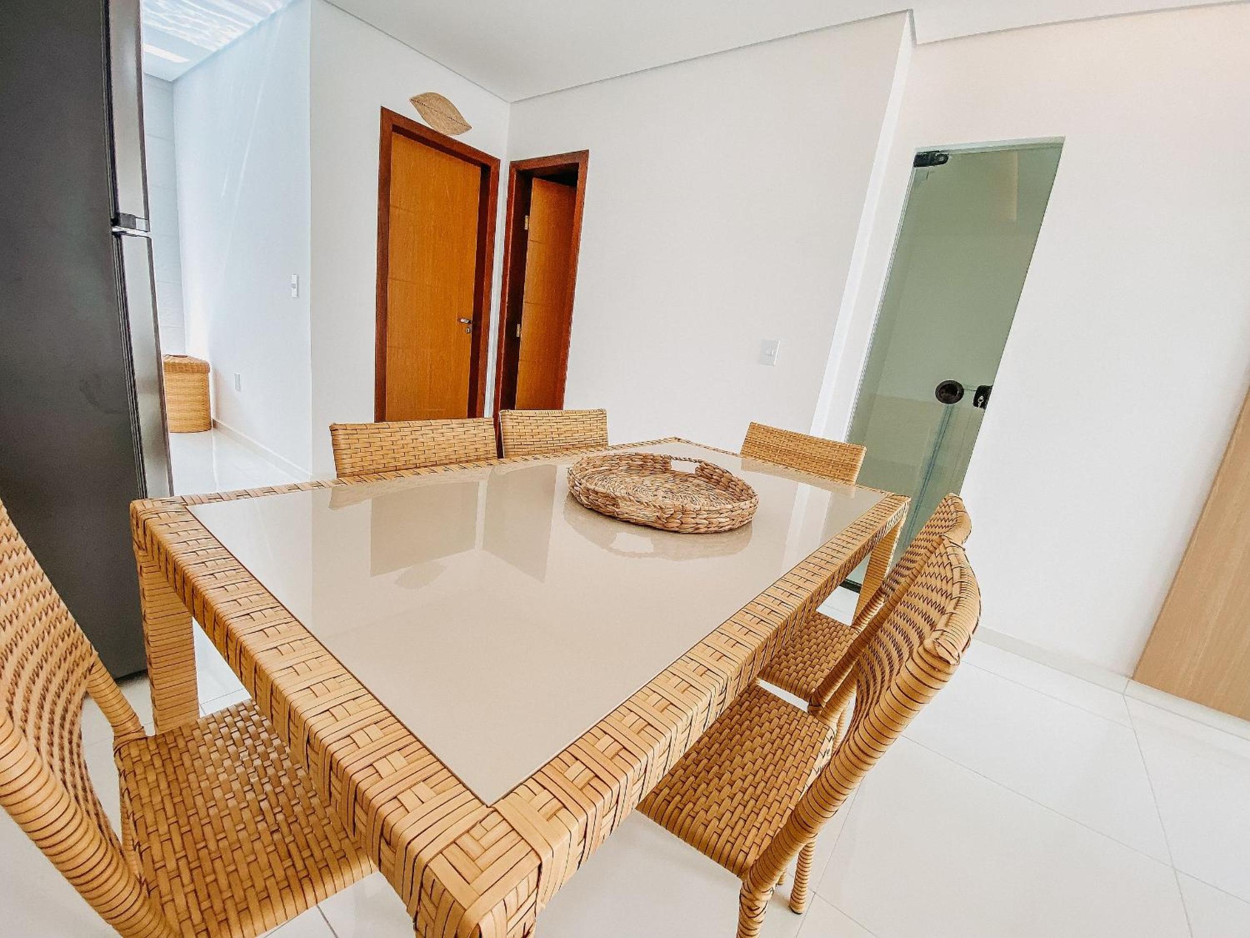 Casas Duplex todas com 3 suiítes ambas com ar condicionado, varanda, internet e churrasqueira privativa no Residencial Jardins de Taperpuã 2 codomínio a po
