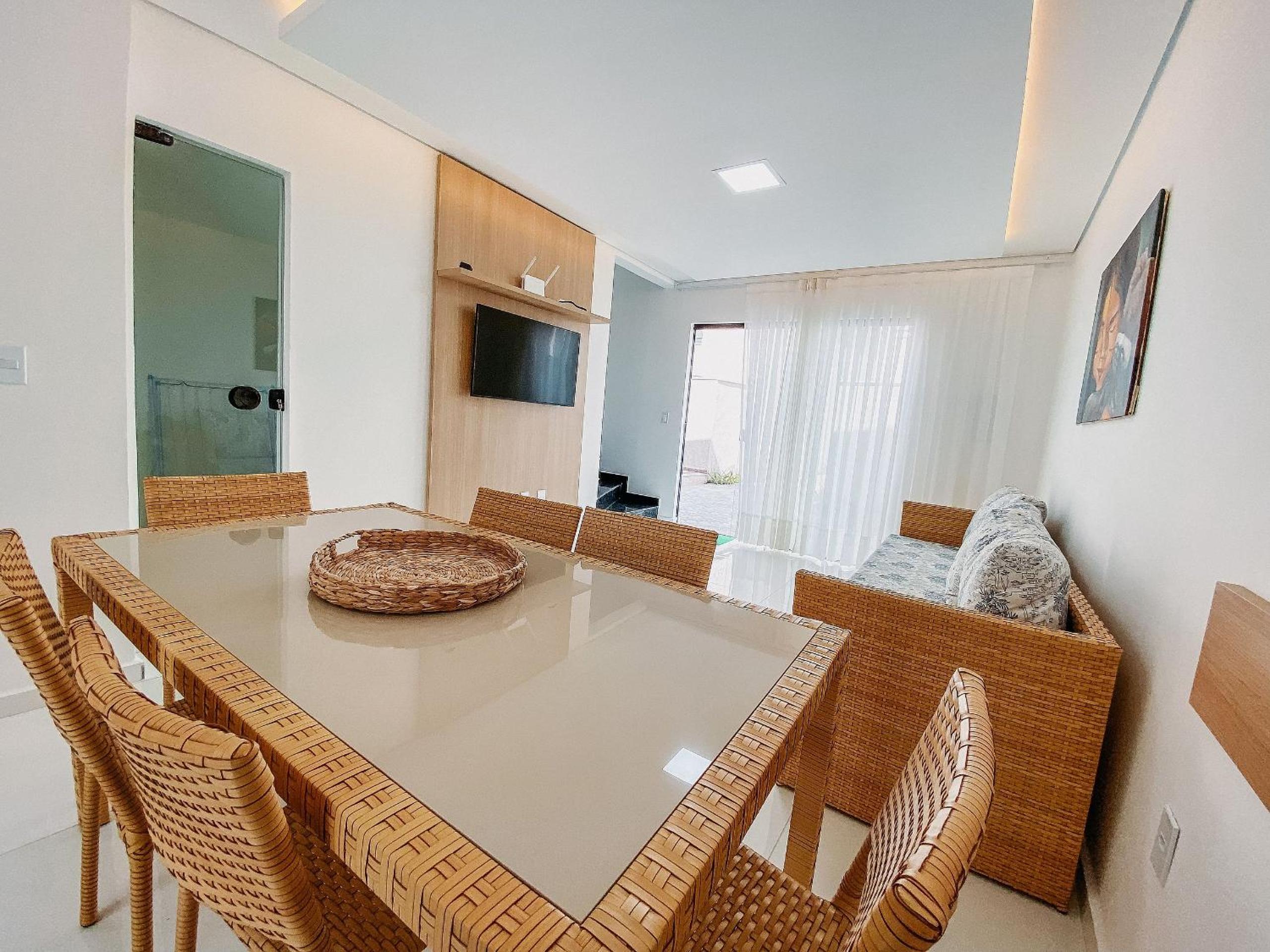 Casas Duplex todas com 3 suiítes ambas com ar condicionado, varanda, internet e churrasqueira privativa no Residencial Jardins de Taperpuã 2 codomínio a po