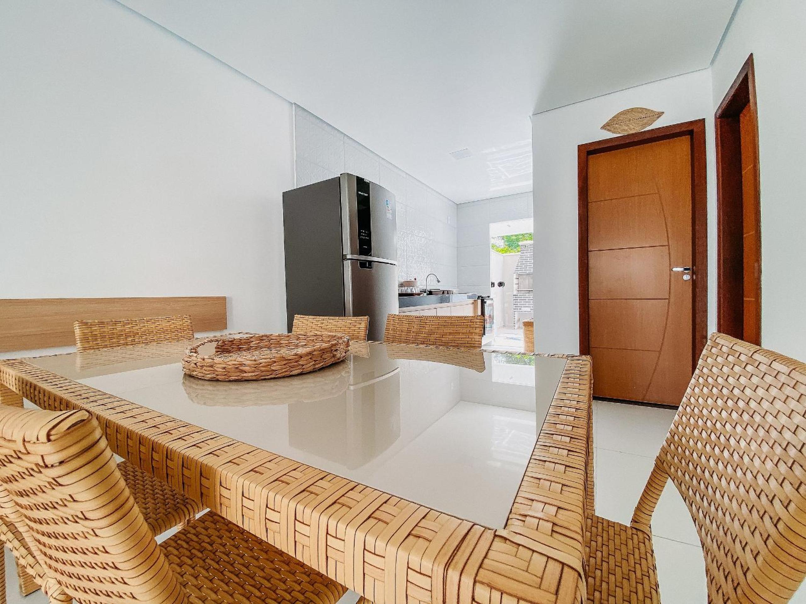 Casas Duplex todas com 3 suiítes ambas com ar condicionado, varanda, internet e churrasqueira privativa no Residencial Jardins de Taperpuã 2 codomínio a po