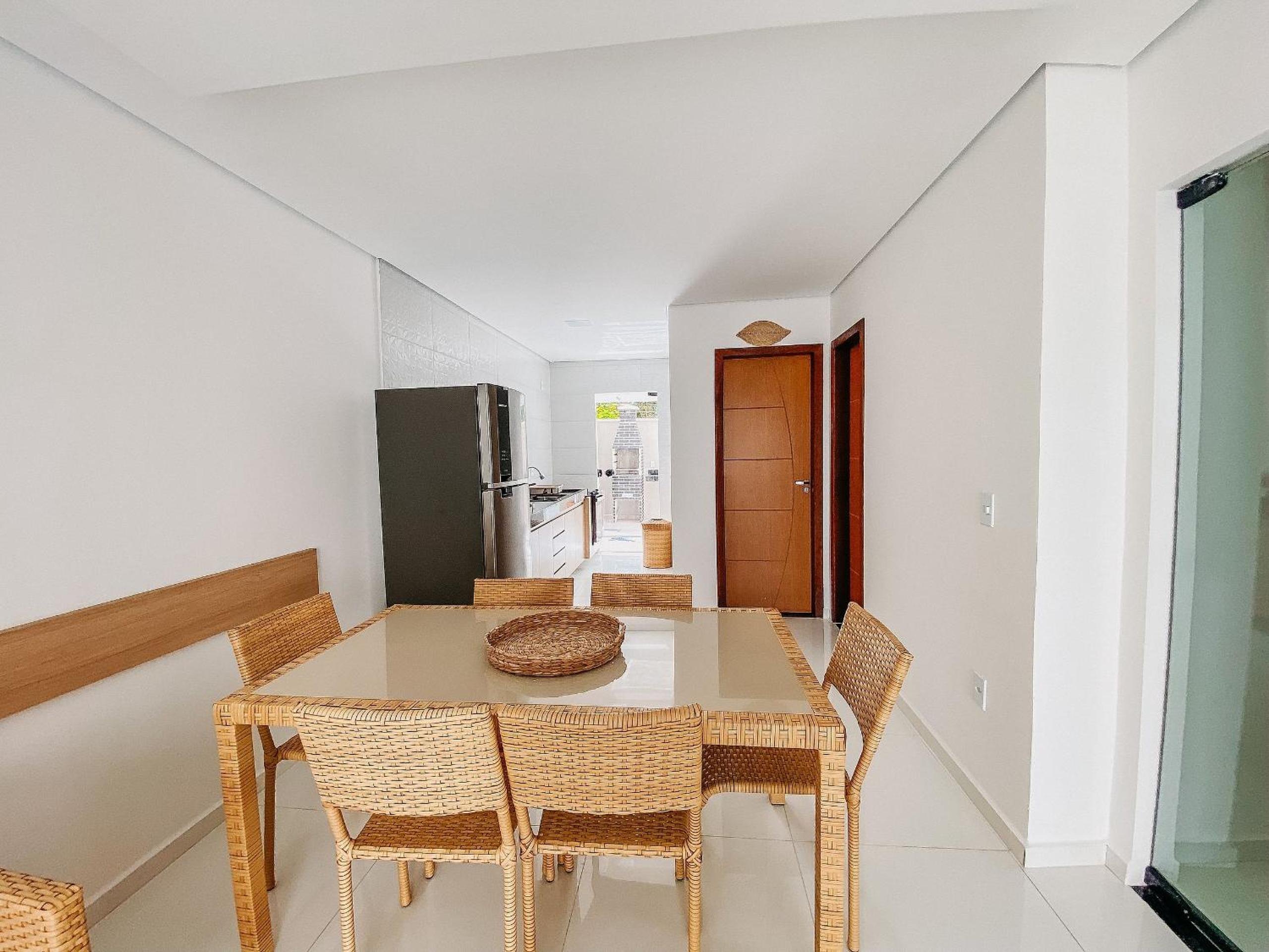 Casas Duplex todas com 3 suiítes ambas com ar condicionado, varanda, internet e churrasqueira privativa no Residencial Jardins de Taperpuã 2 codomínio a po