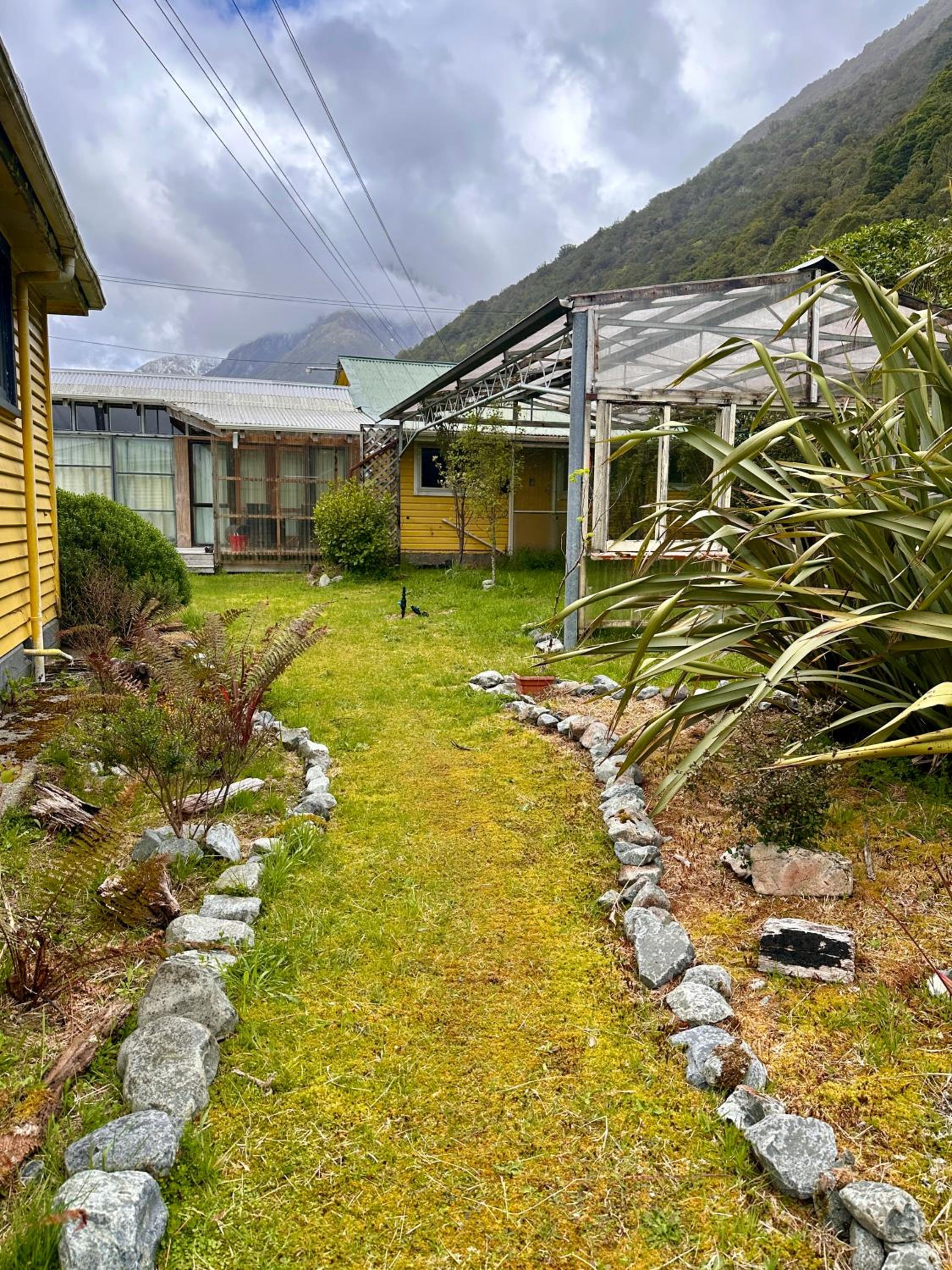 Alpine House with Stunning Mountain Views, 1 Bedroom, Sleeps 6, Near Road & Rail Loft & Bunks view 4