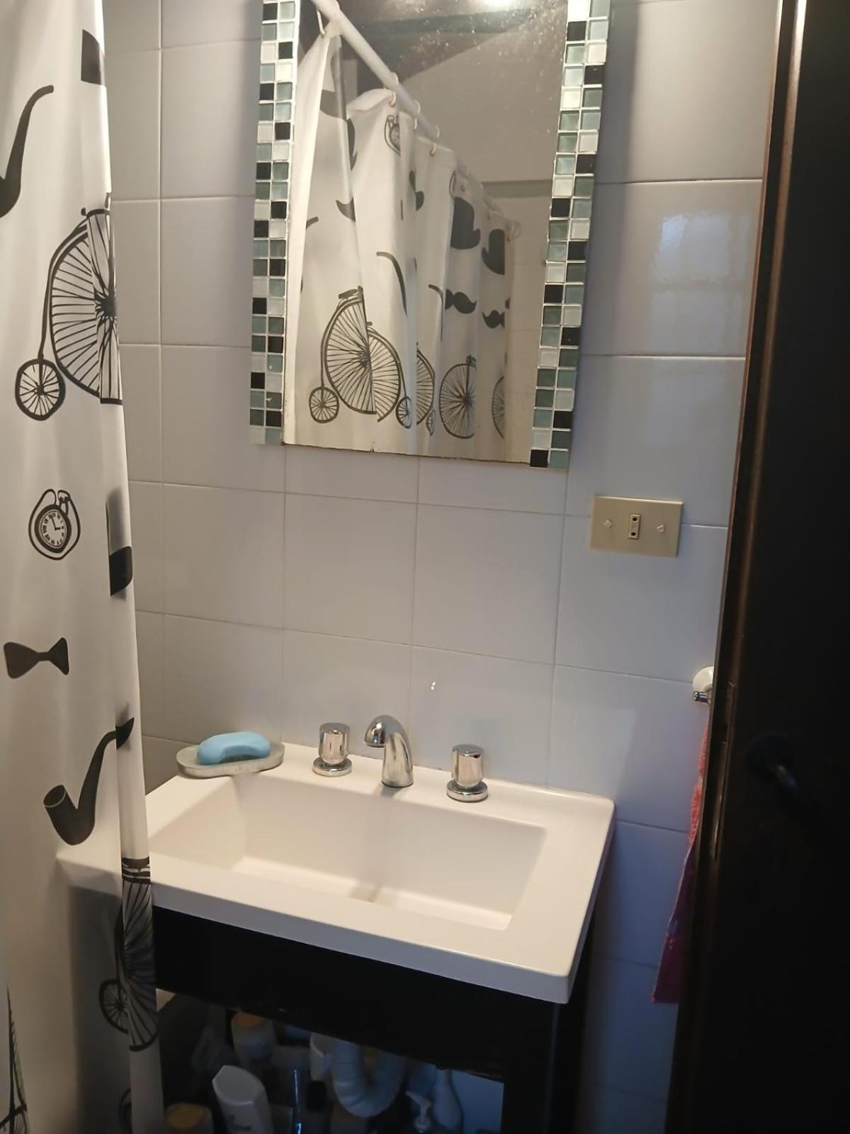 Cómoda habitación con baño completo en Bajo de San Isidro