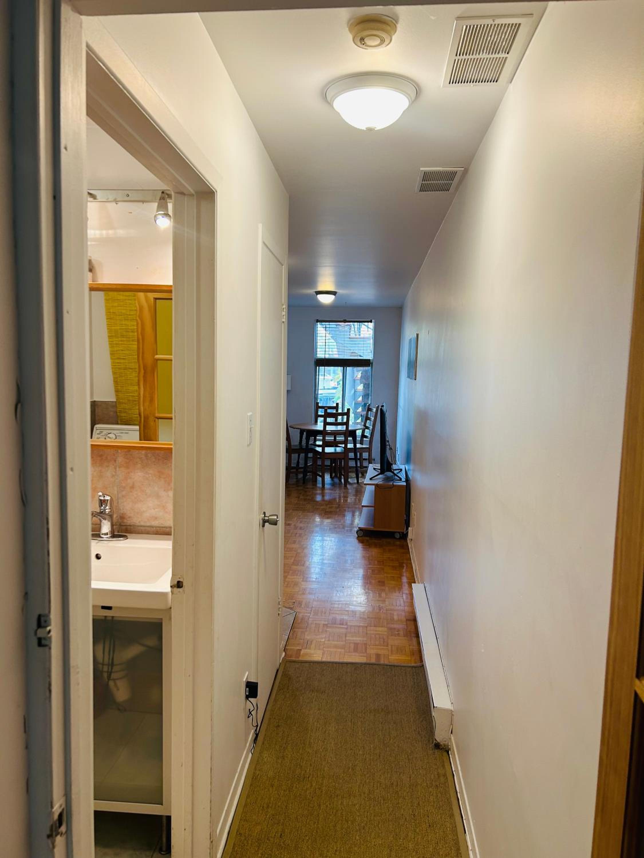 Cozy and Sunny apartment in Little Italy Montreal