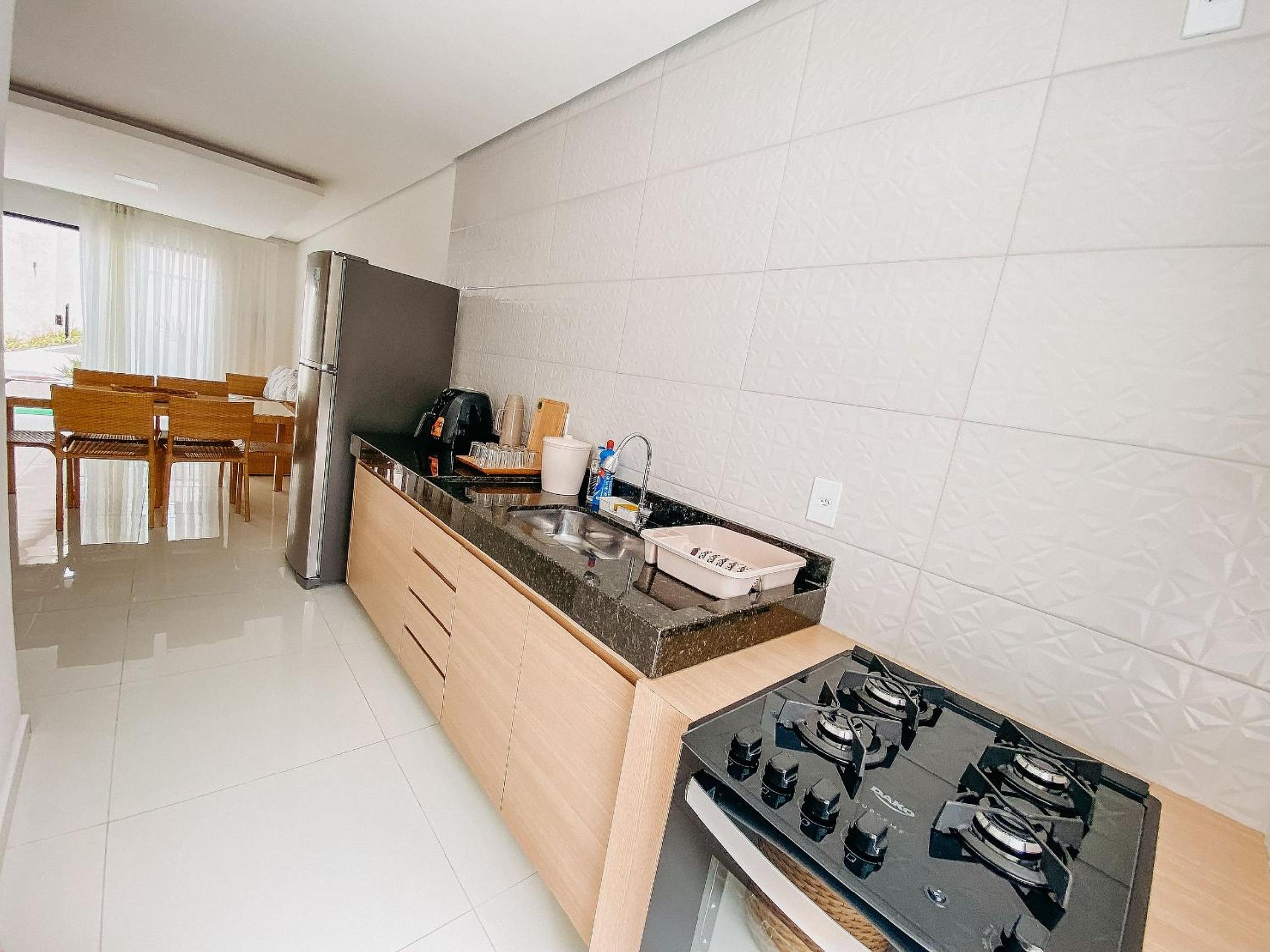 Casas Duplex todas com 3 suiítes ambas com ar condicionado, varanda, internet e churrasqueira privativa no Residencial Jardins de Taperpuã 2 codomínio a po