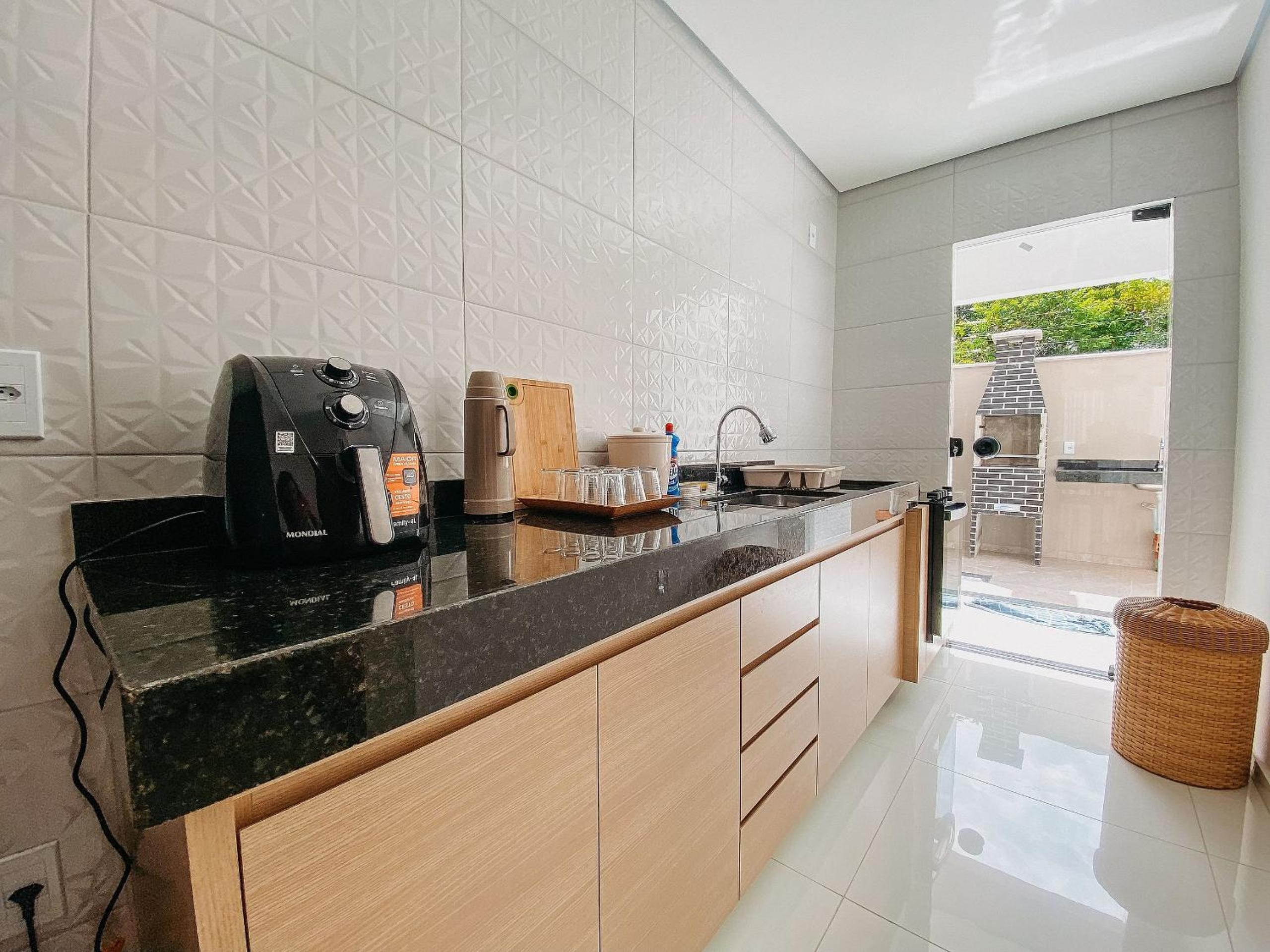 Casas Duplex todas com 3 suiítes ambas com ar condicionado, varanda, internet e churrasqueira privativa no Residencial Jardins de Taperpuã 2 codomínio a po