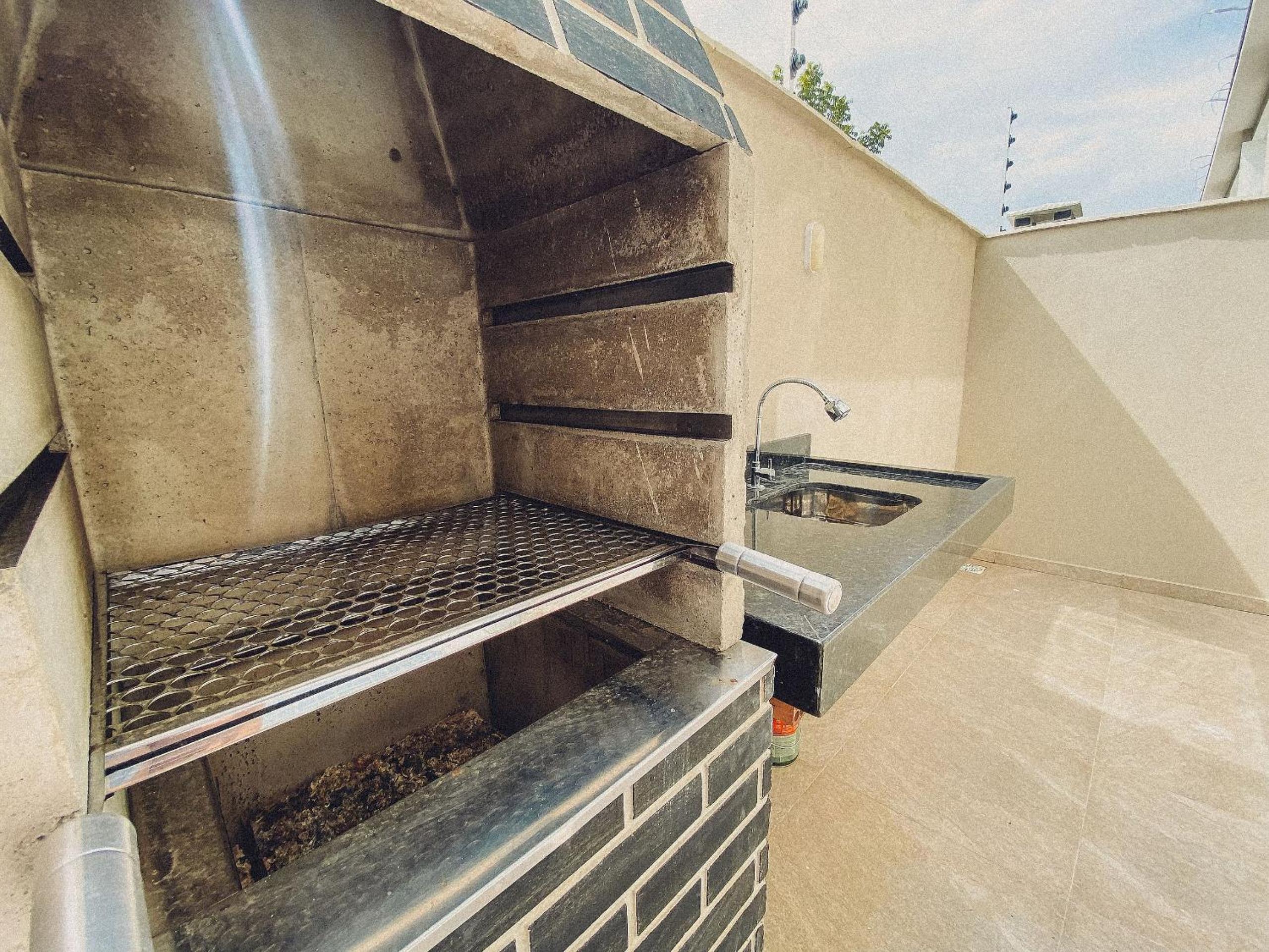 Casas Duplex todas com 3 suiítes ambas com ar condicionado, varanda, internet e churrasqueira privativa no Residencial Jardins de Taperpuã 2 codomínio a po