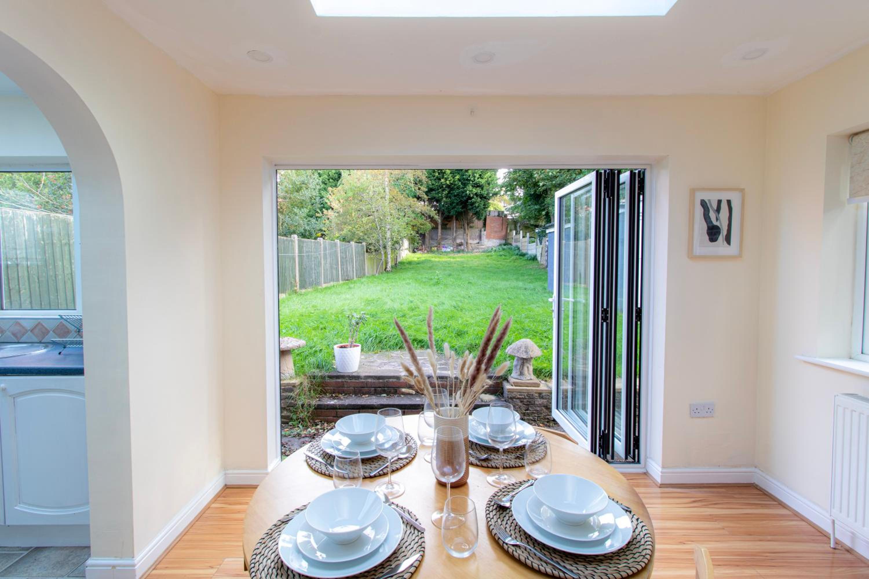 Spacious 5 Bedroom Bungalow with Large Gated Drive for 6 plus Cars or Vans - Families & Contractors Welcome
