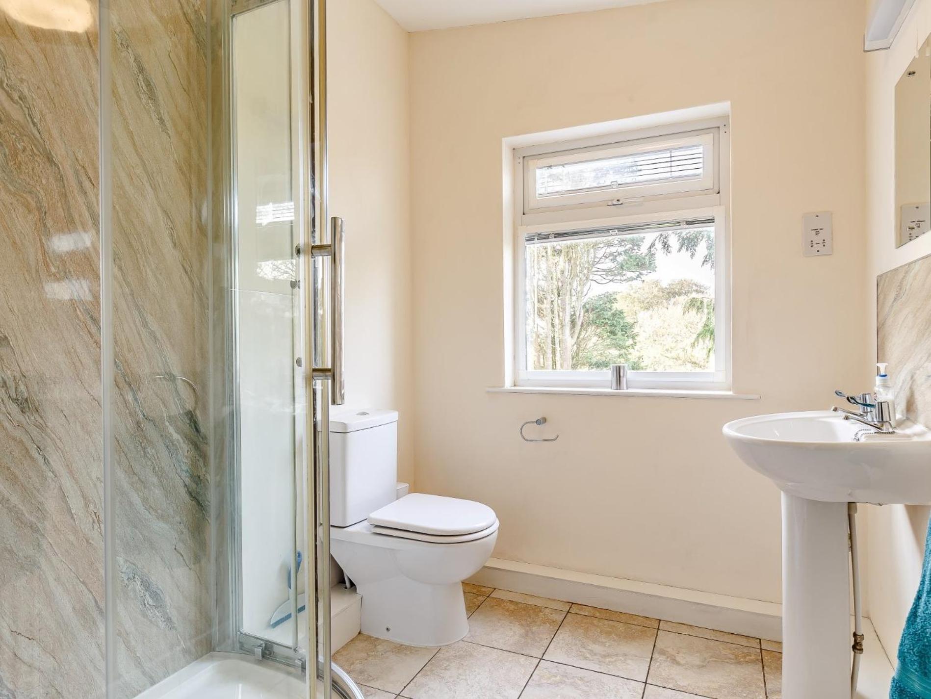4 Bed in Helston oc-tvall view 2