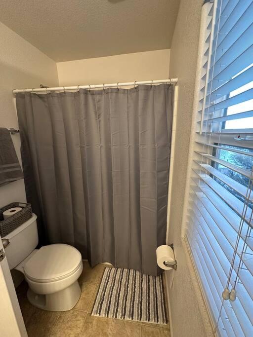 City Gem - 8 mins to Airport & downtown with Free parking view 4