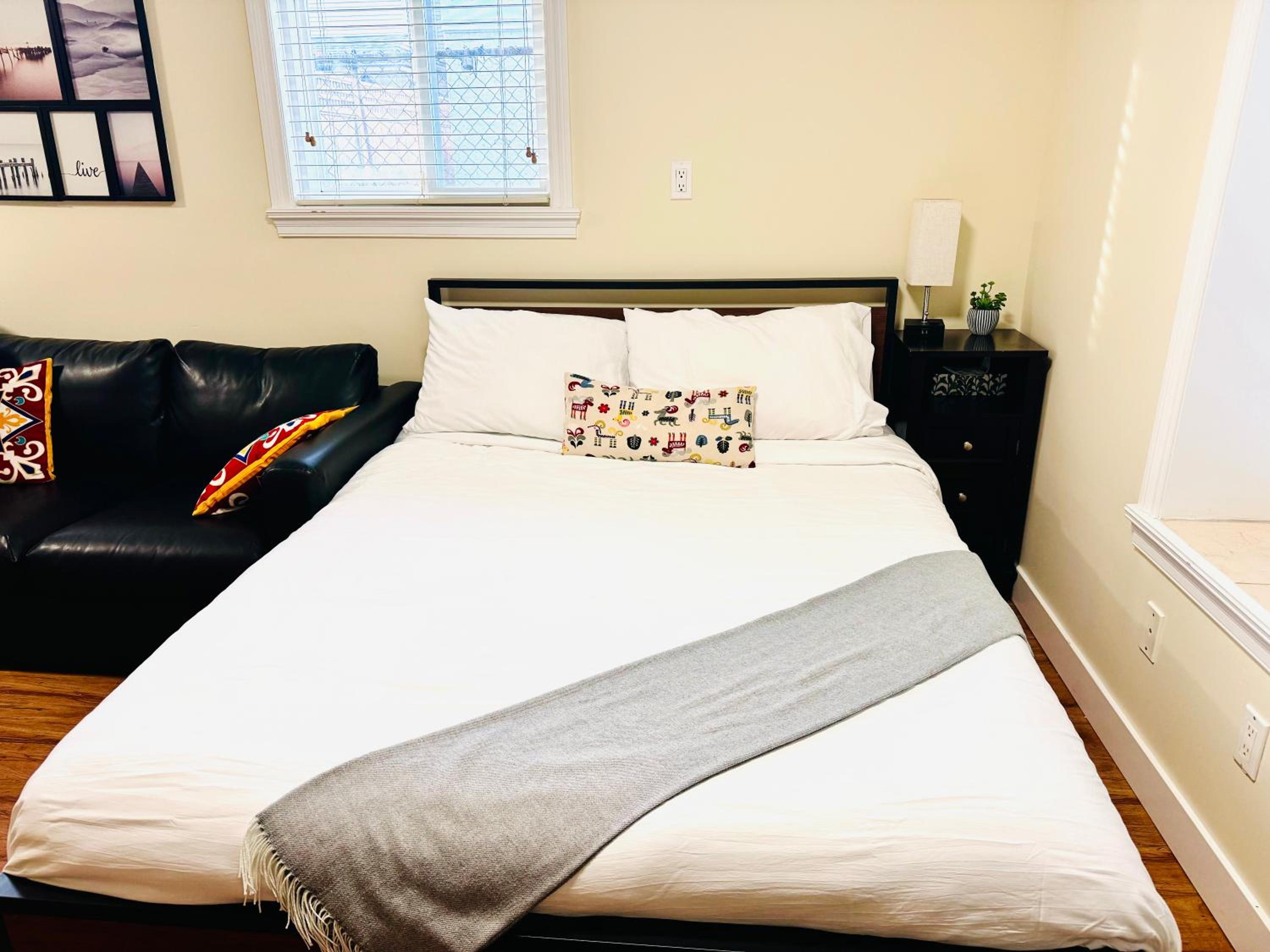 Cozy 2 beds Spacious rooms,Close to transit