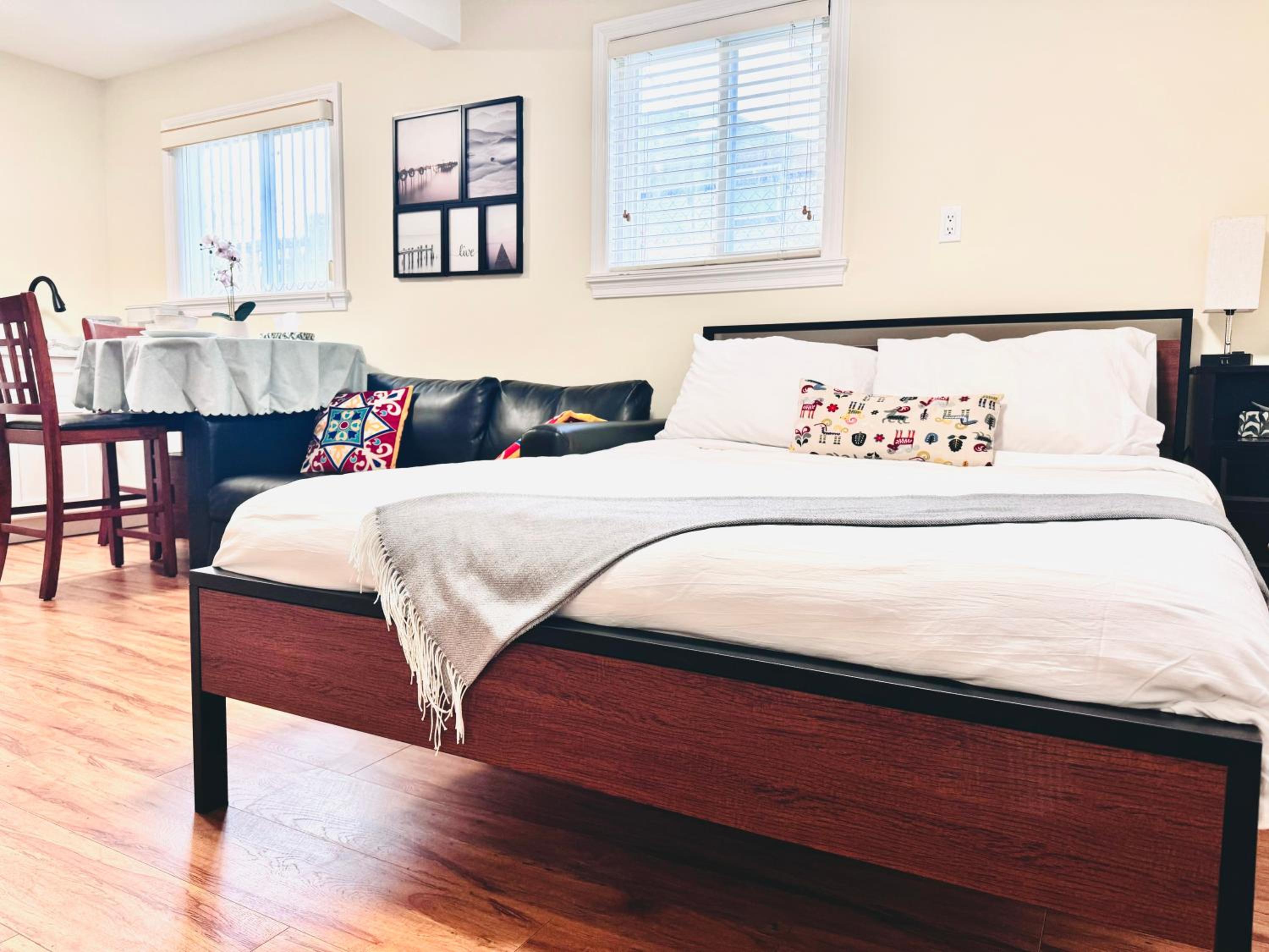 Cozy 2 beds Spacious rooms,Close to transit