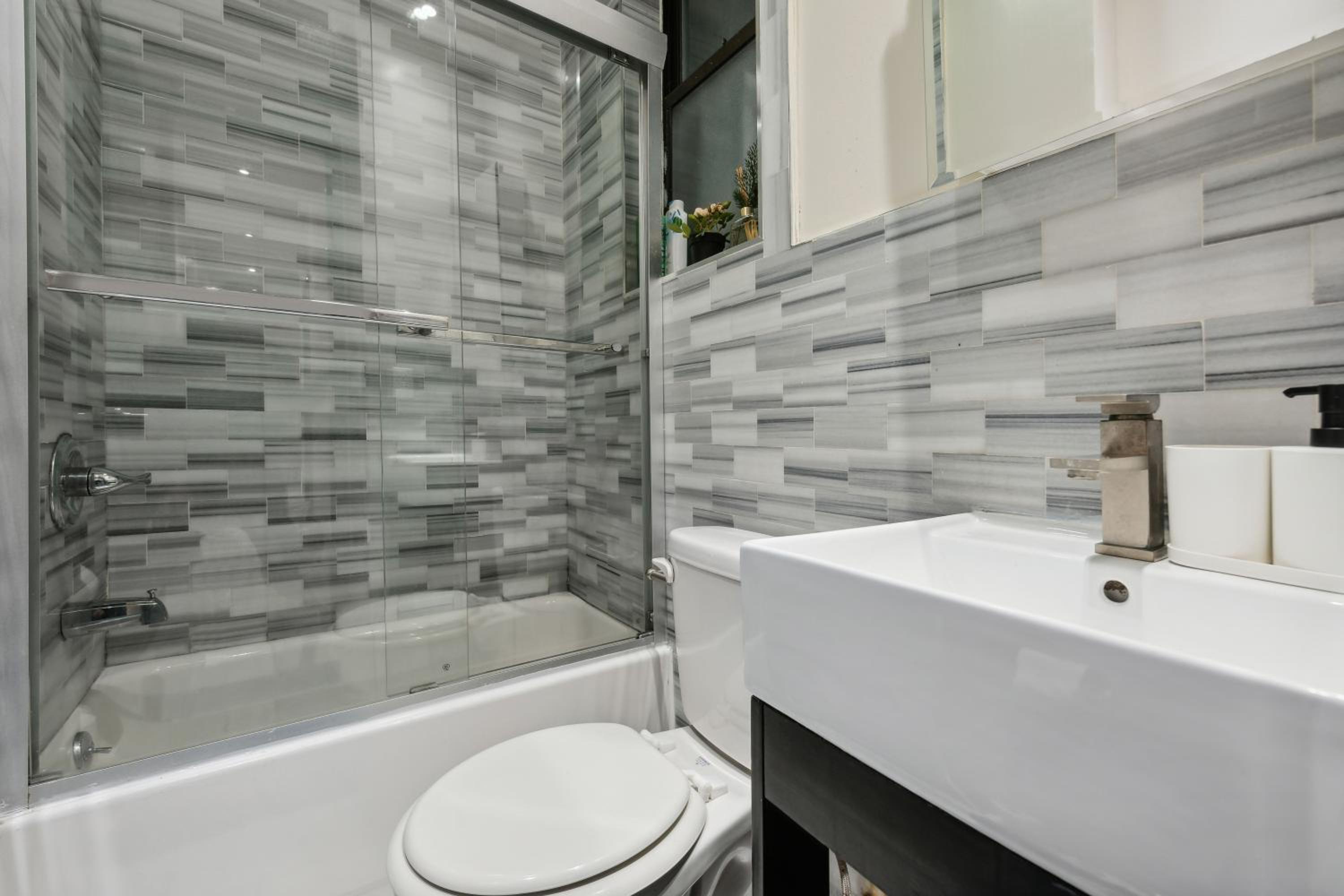 2 Bedroom Modern Unit in Central Manhattan