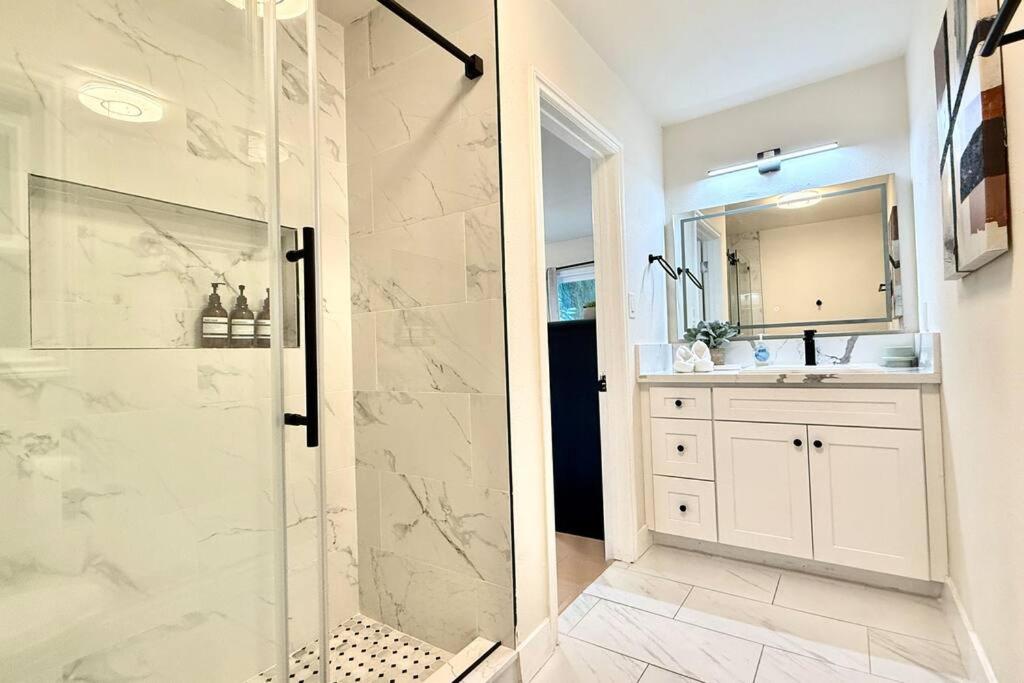 Jies choice Contemporary Elegance in Altadena - Property Image 13