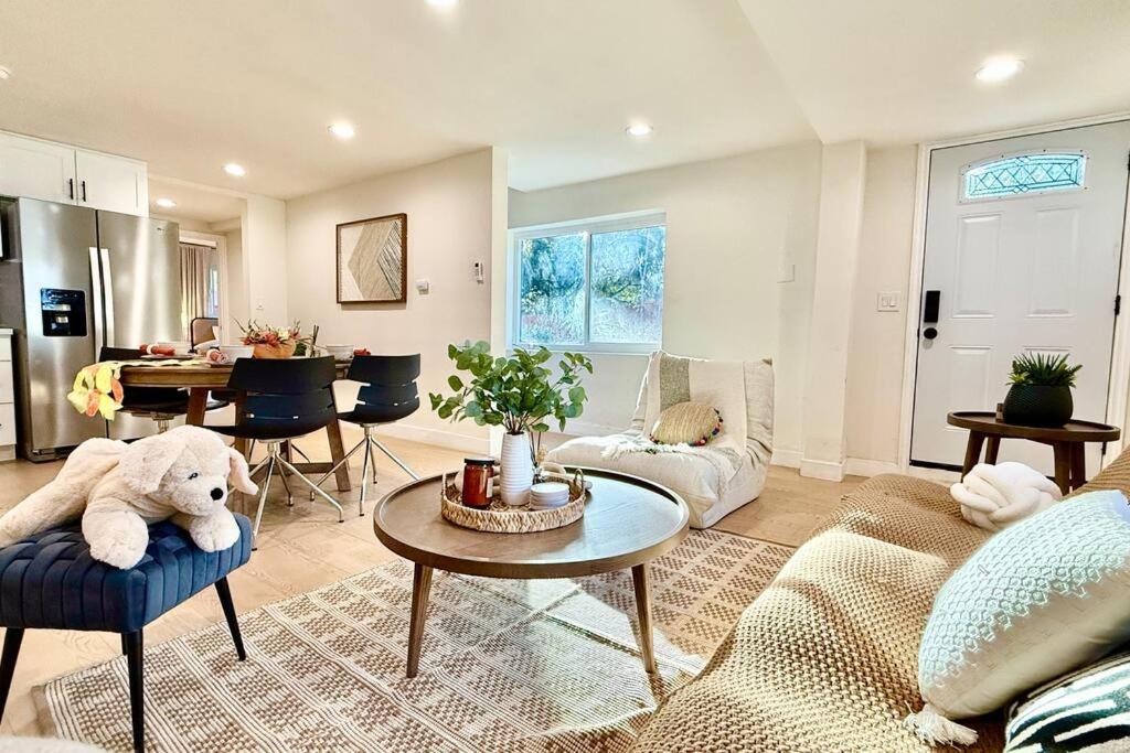 Jies choice Contemporary Elegance in Altadena - Property Image 2