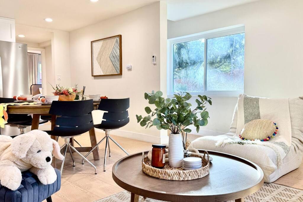 Jies choice Contemporary Elegance in Altadena - Property Image 16