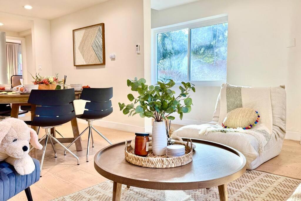 Jies choice Contemporary Elegance in Altadena - Property Image 24