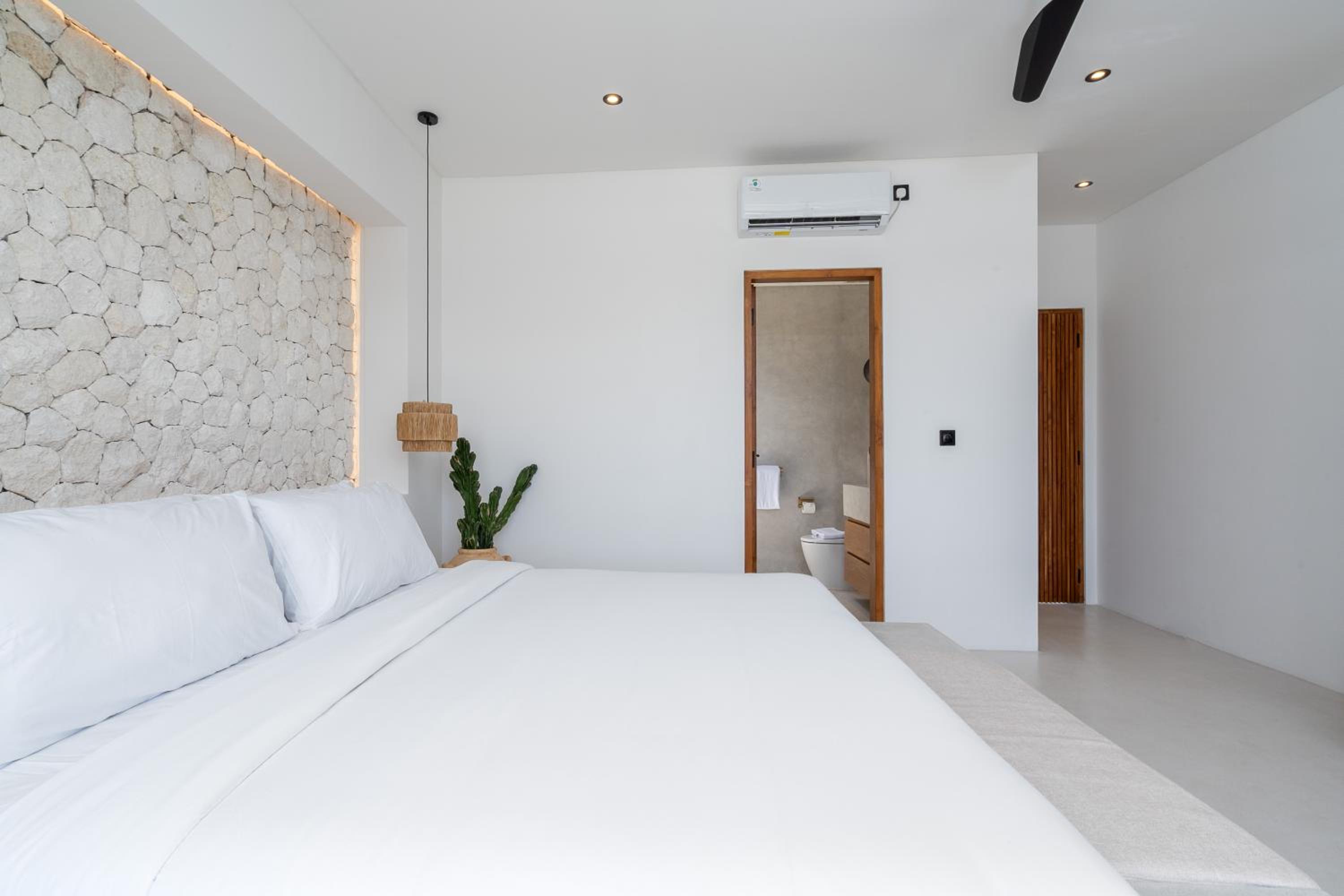 Villa Irie - 3BR Luxury Villa with Rooftop Jacuzzi near Seseh Beach
