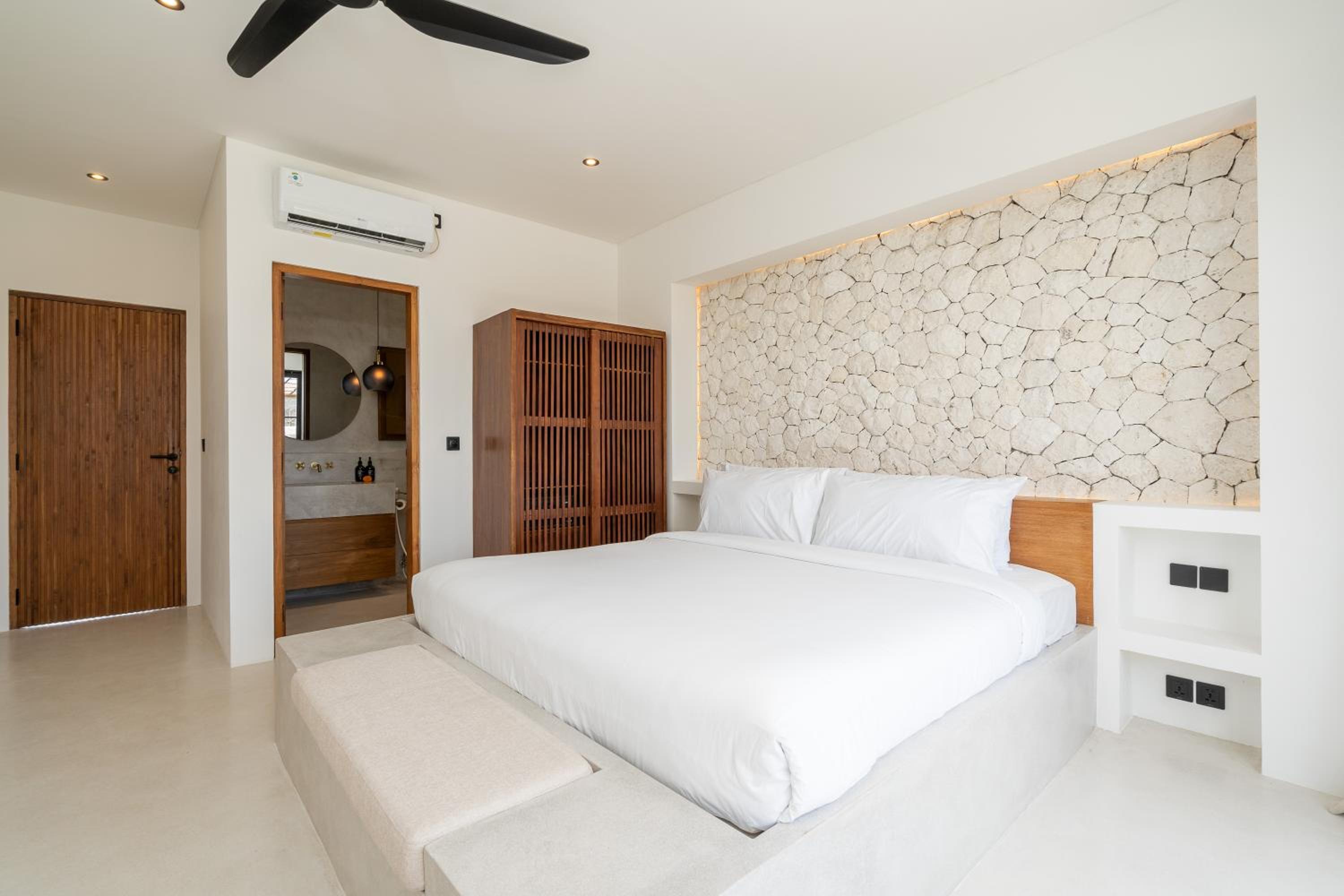 Villa Irie - 3BR Luxury Villa with Rooftop Jacuzzi near Seseh Beach