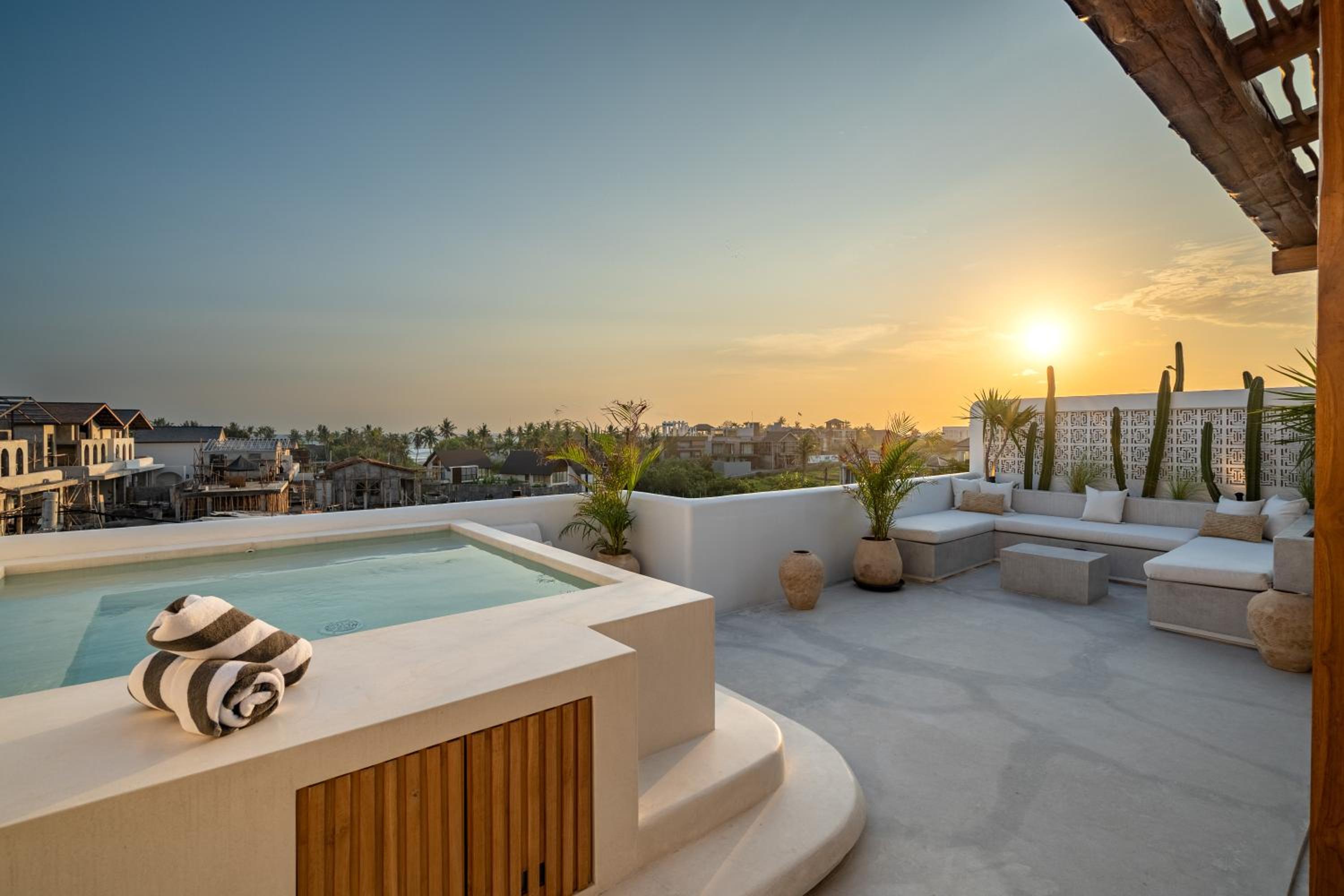 Villa Irie - 3BR Luxury Villa with Rooftop Jacuzzi near Seseh Beach