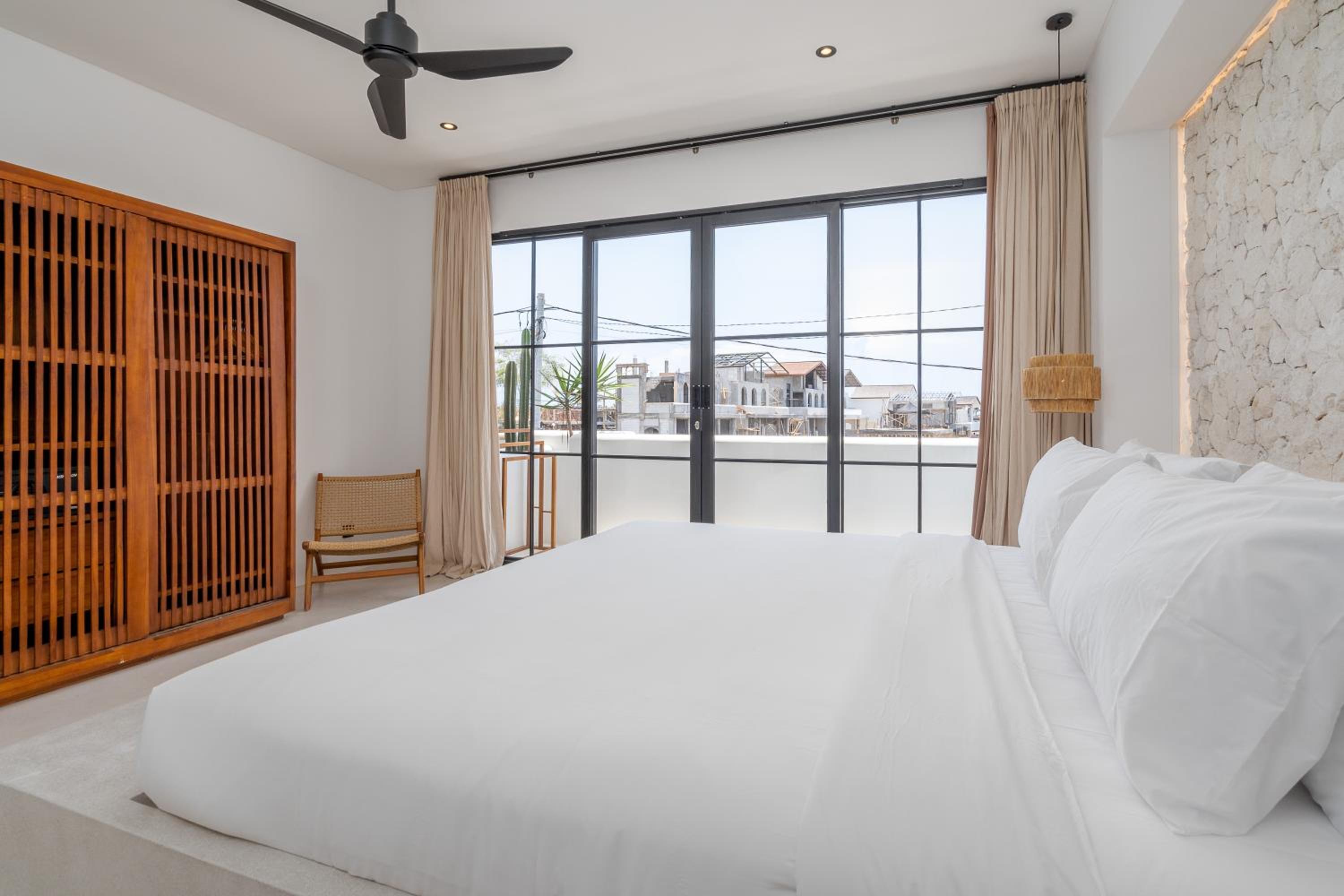 Villa Irie - 3BR Luxury Villa with Rooftop Jacuzzi near Seseh Beach