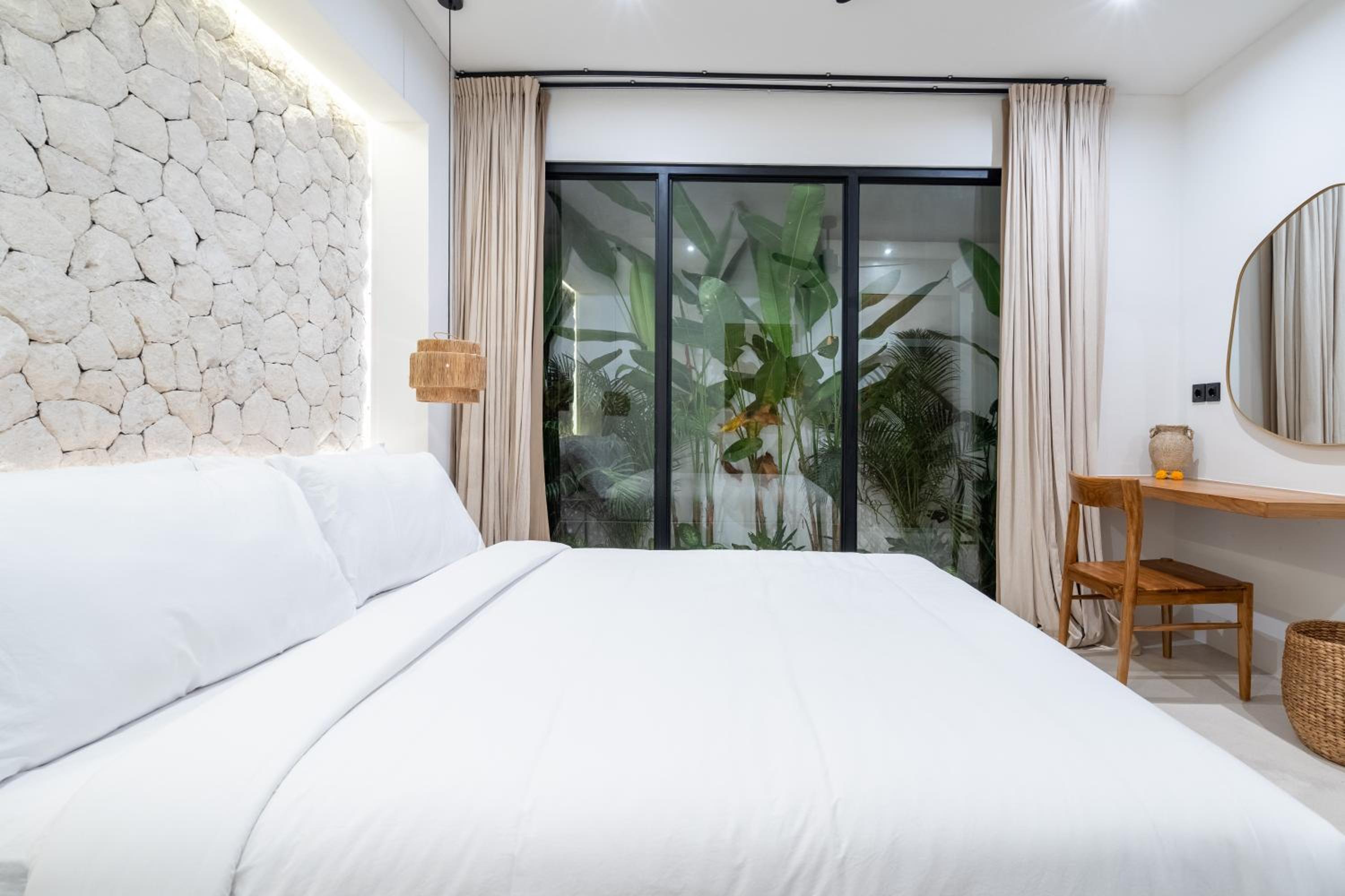 Villa Irie - 3BR Luxury Villa with Rooftop Jacuzzi near Seseh Beach