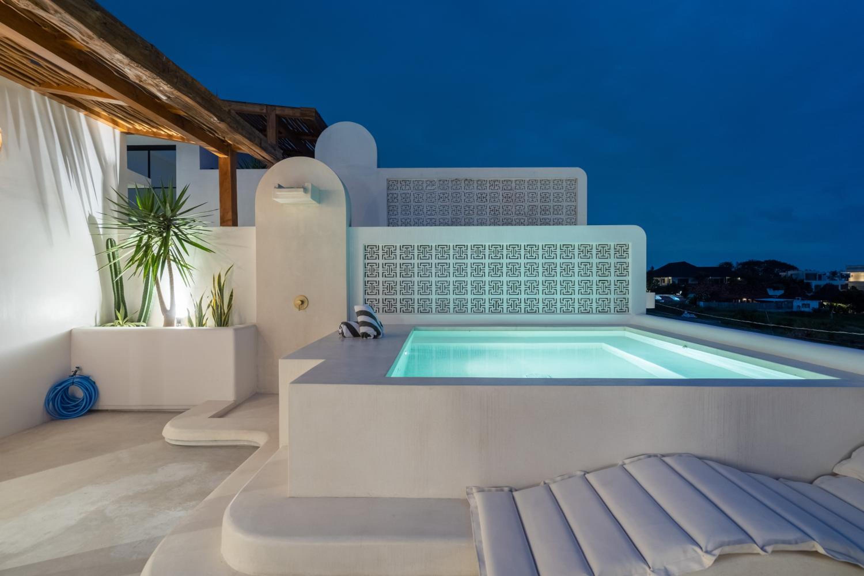 Villa Irie - 3BR Luxury Villa with Rooftop Jacuzzi near Seseh Beach