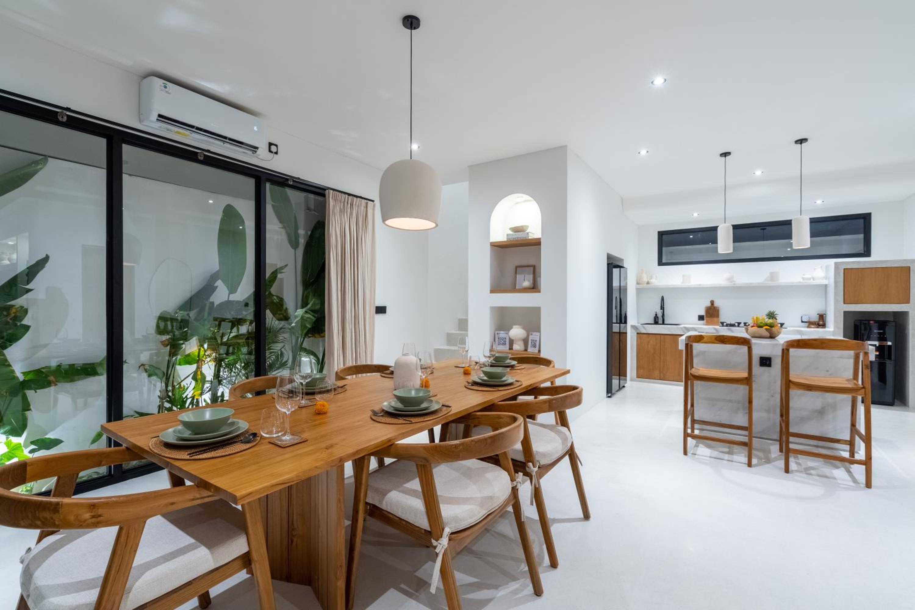 Villa Irie - 3BR Luxury Villa with Rooftop Jacuzzi near Seseh Beach