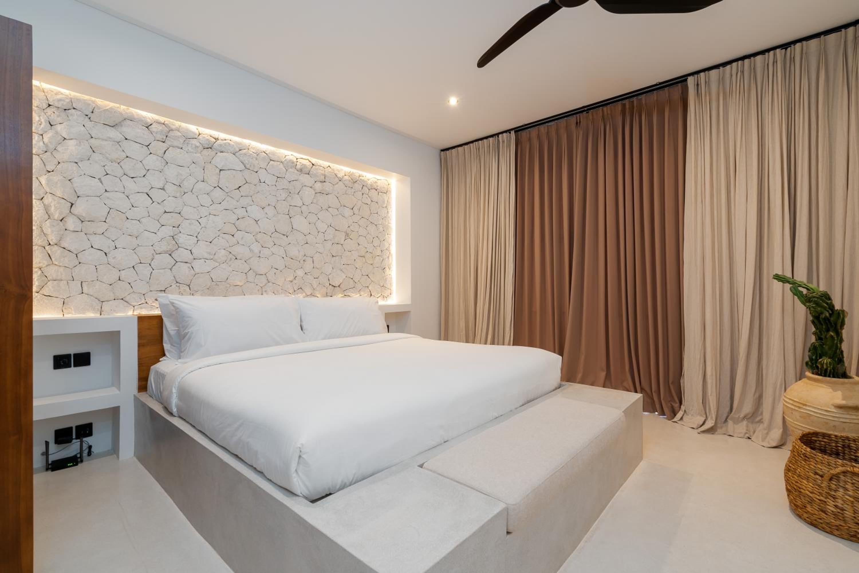 Villa Irie - 3BR Luxury Villa with Rooftop Jacuzzi near Seseh Beach