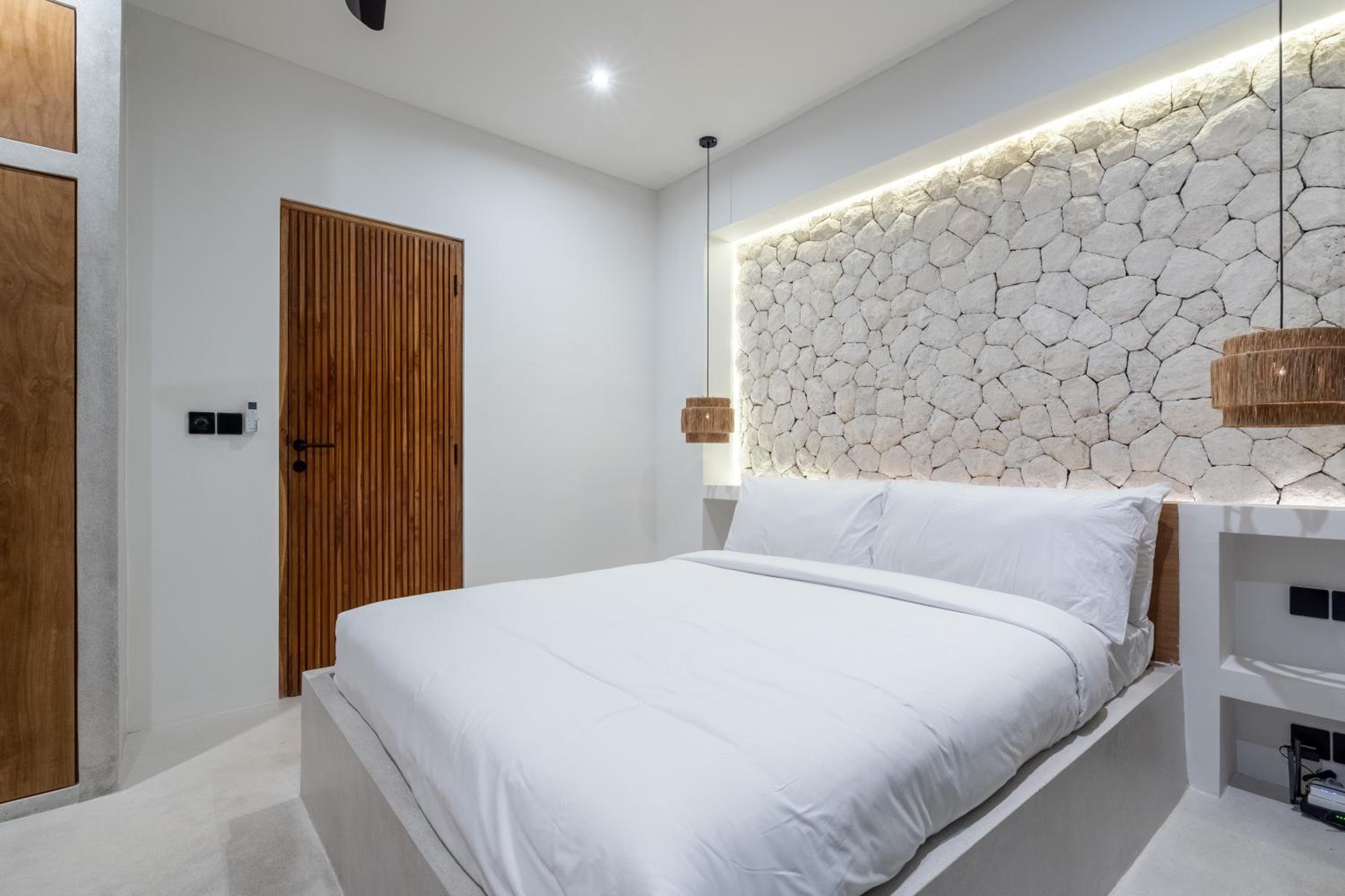 Villa Irie - 3BR Luxury Villa with Rooftop Jacuzzi near Seseh Beach